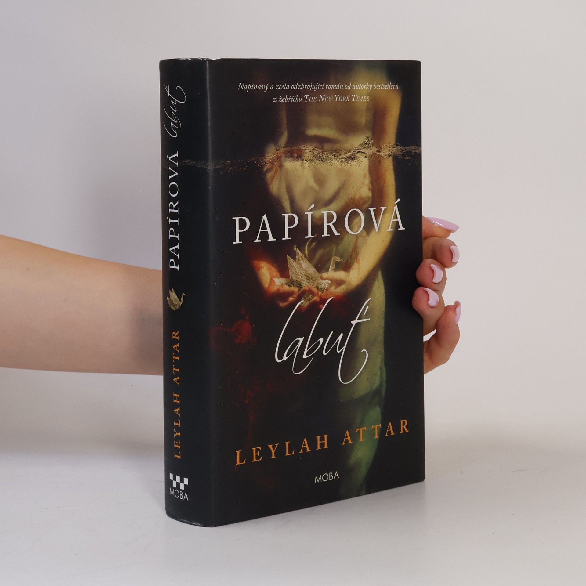 Leylah Attar Papírová labuť