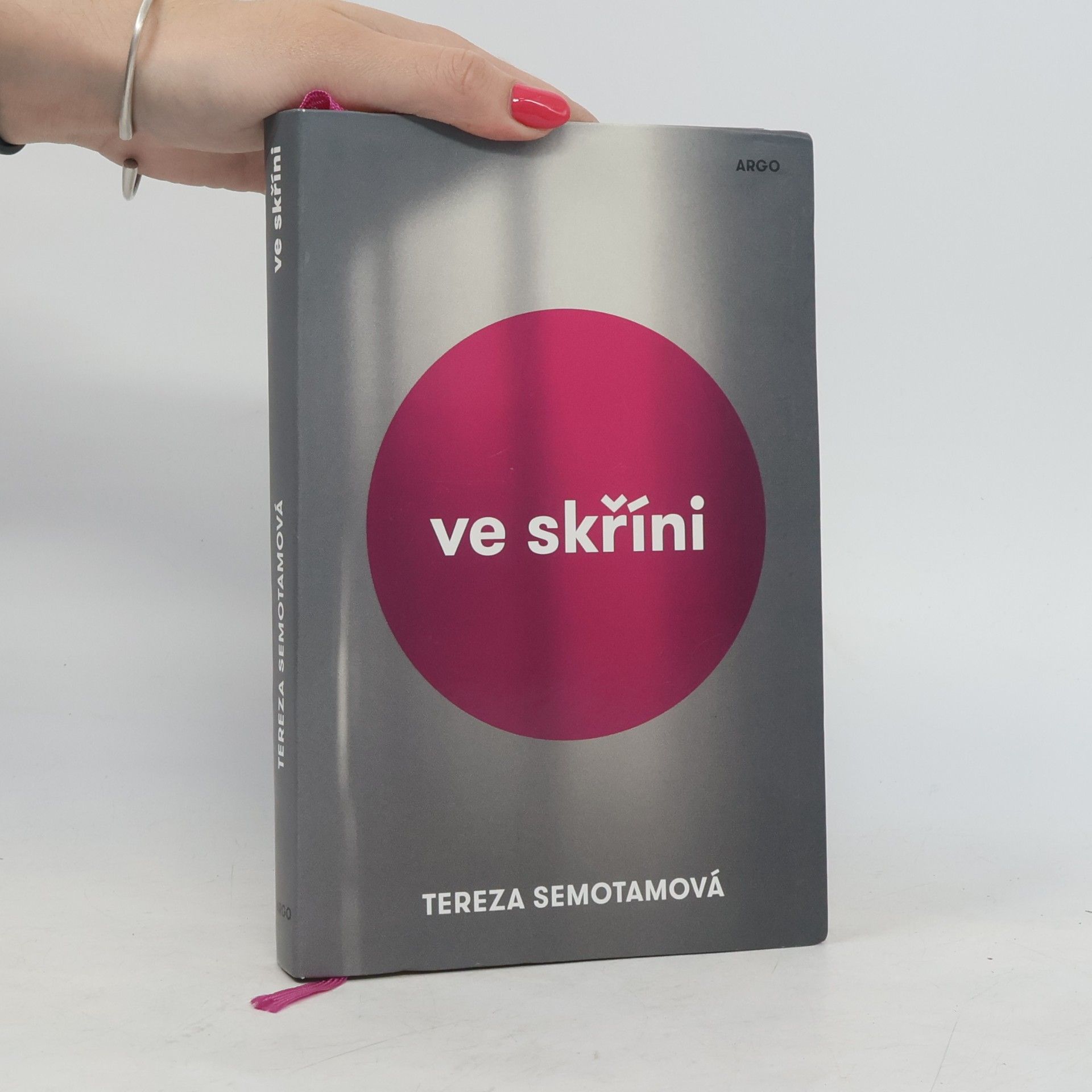 Tereza Semotamová Ve skříni