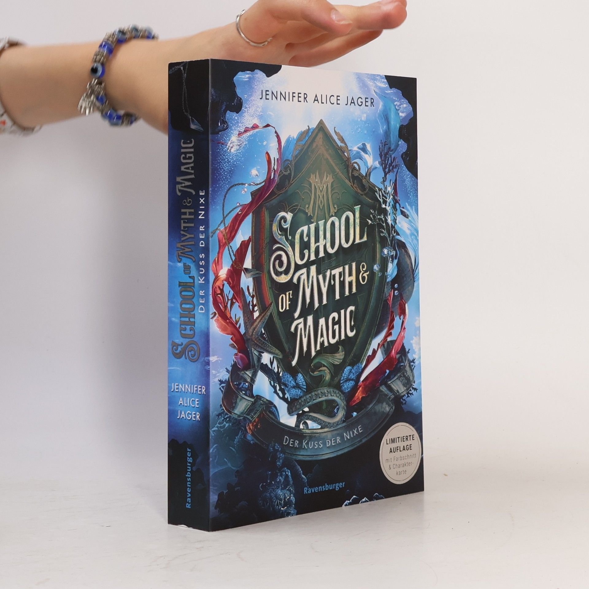 Jennifer Alice Jager School of Myth & Magic, Band 1: Der Kuss der Nixe (Limitierte Auflage mit Farbschnitt und Charakterkarte)
