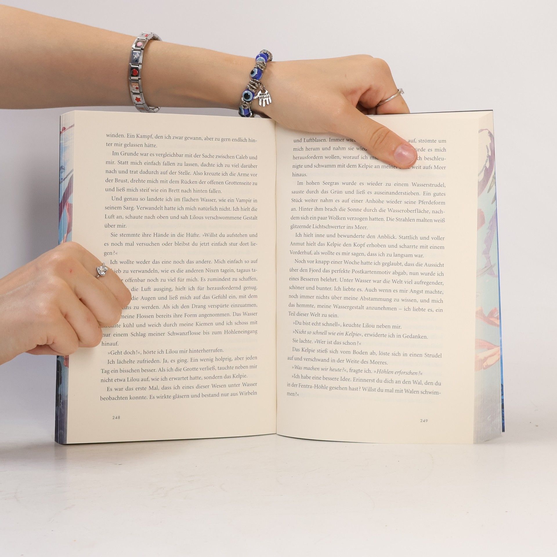 Jennifer Alice Jager School of Myth & Magic, Band 1: Der Kuss der Nixe (Limitierte Auflage mit Farbschnitt und Charakterkarte)