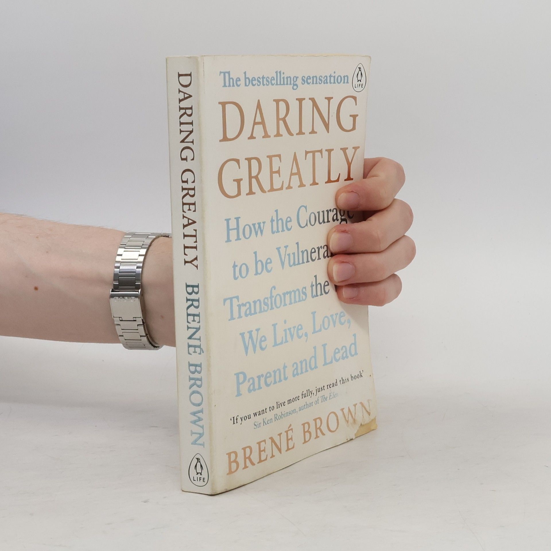 Brené Brown Daring greatly : how the courage to be vulnerable transforms the way we live, love, parent and lead