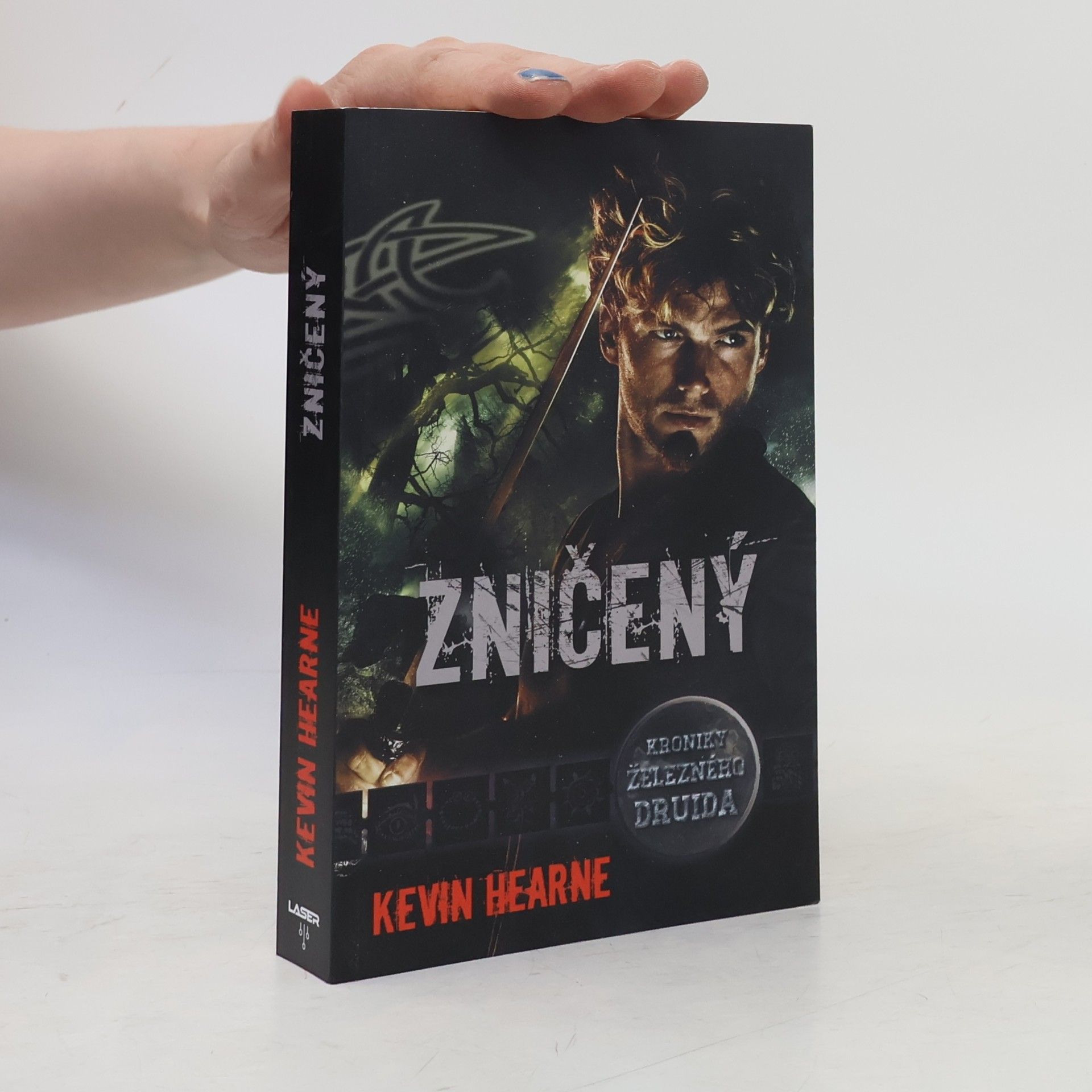 Kevin Hearne Zničený : kroniky železného druida