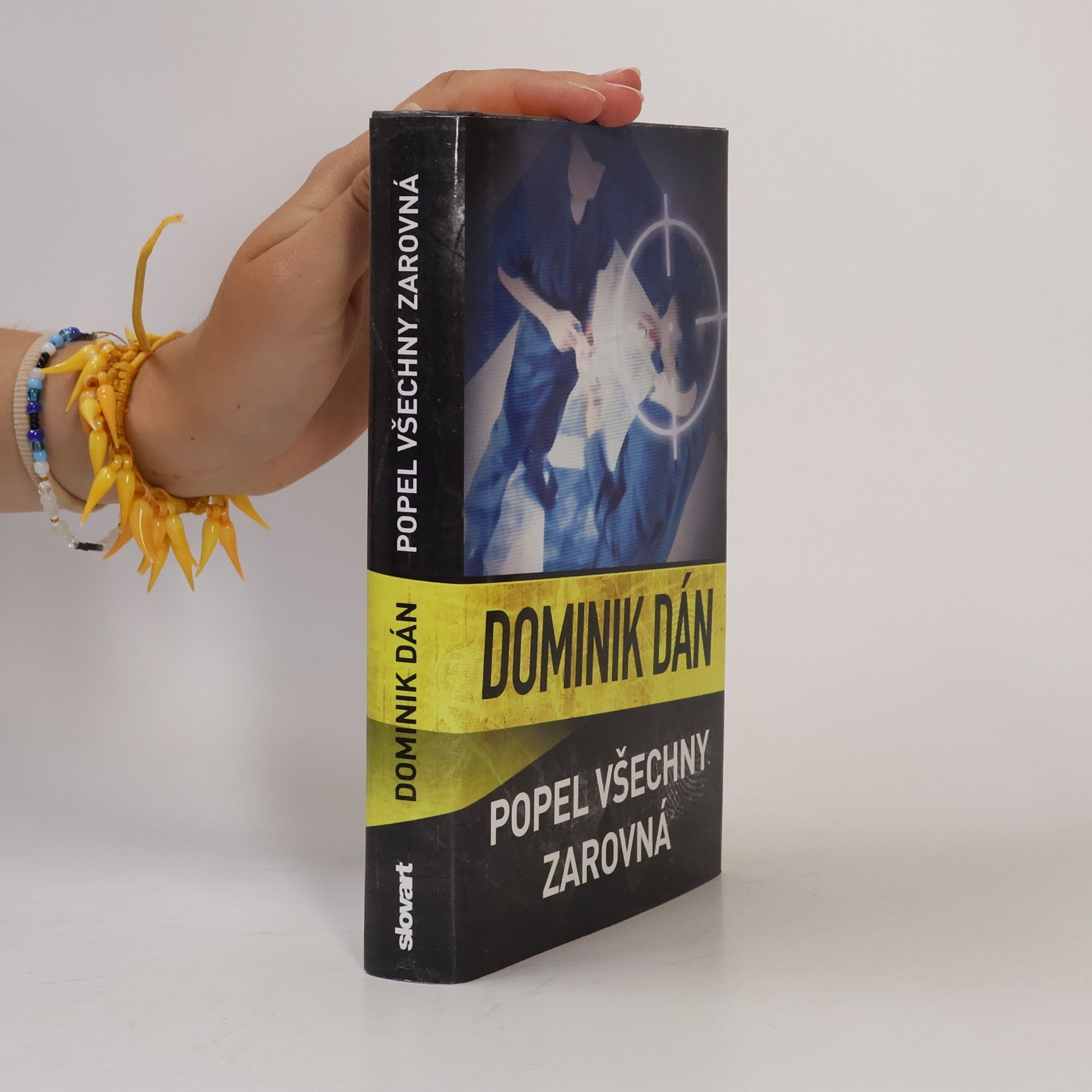 Dominik Dán Popel všechny zarovná
