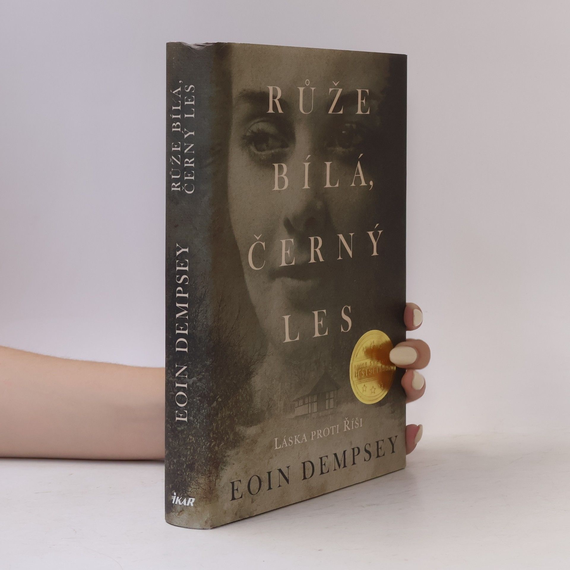 Eoin Dempsey Růže bílá, černý les