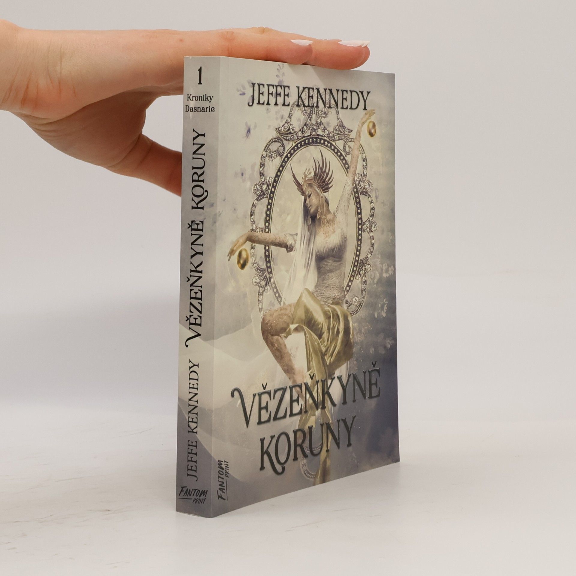 Jeffe Kennedy Kroniky Dasnarie. 1, Vězeňkyně koruny