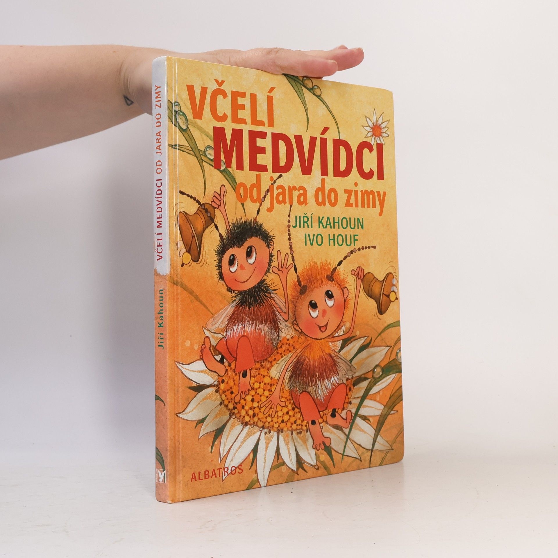 Ivo Houf Včelí medvídci od jara do zimy