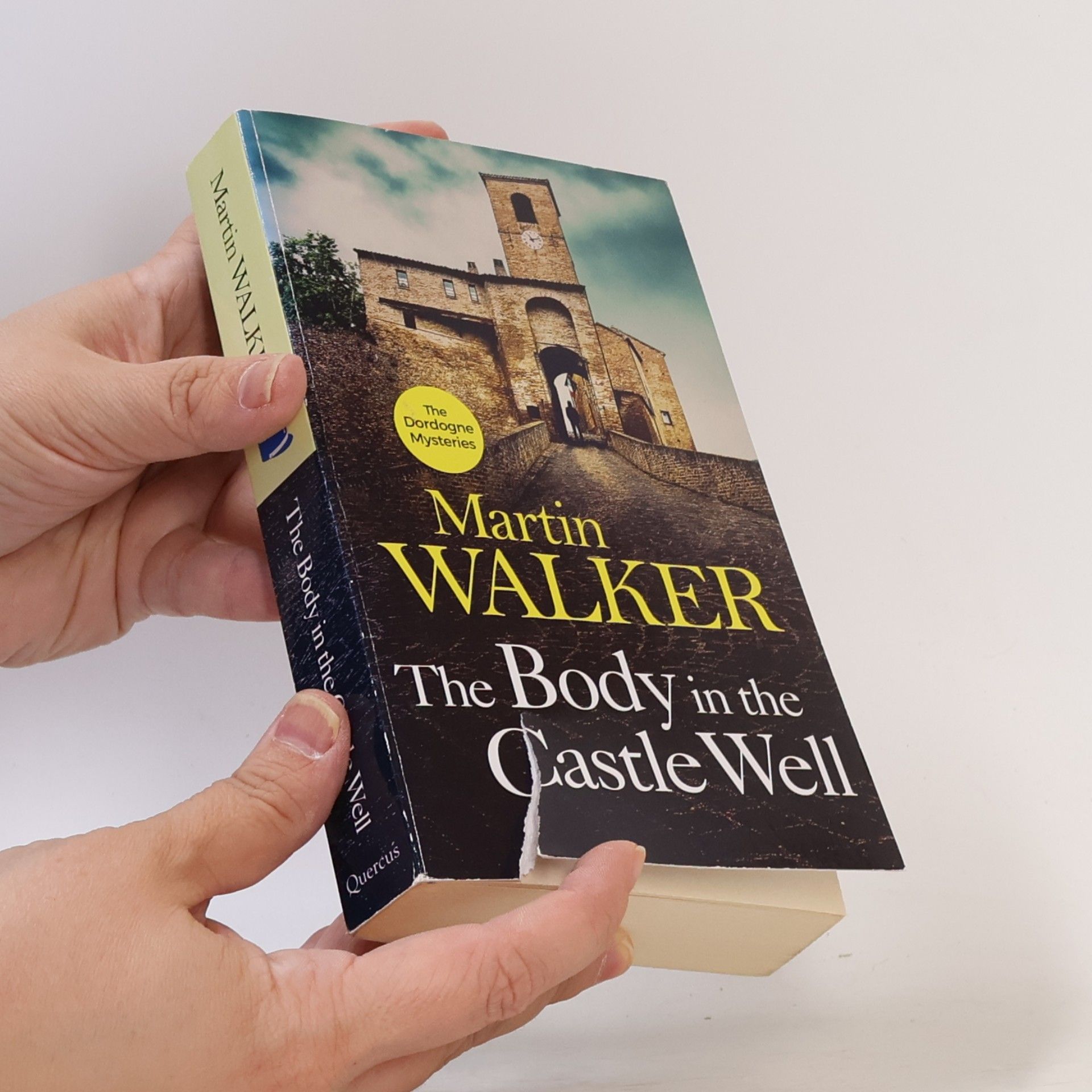 Martin Walker The Body in the Castle Well