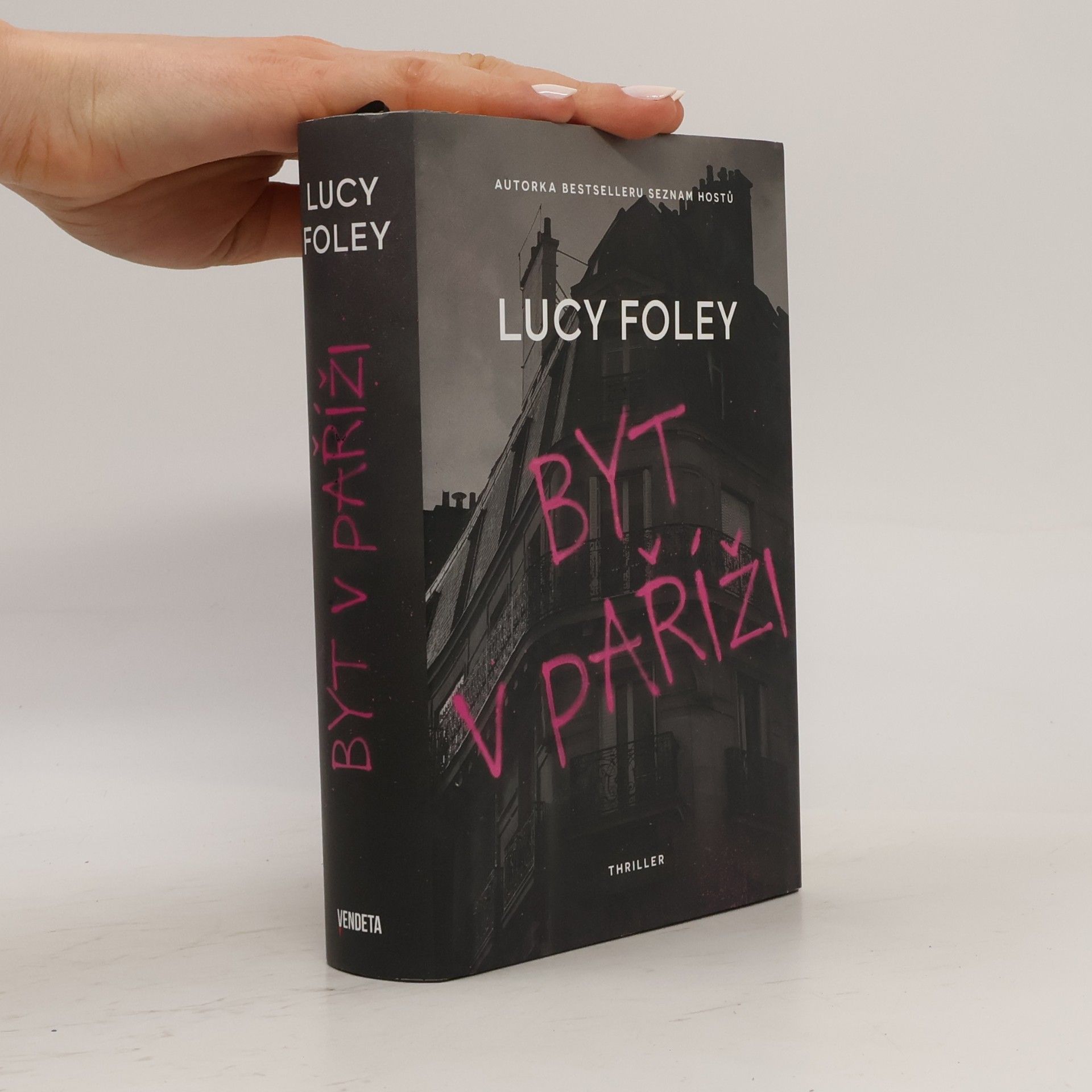 Lucy Foley Byt v Paříži