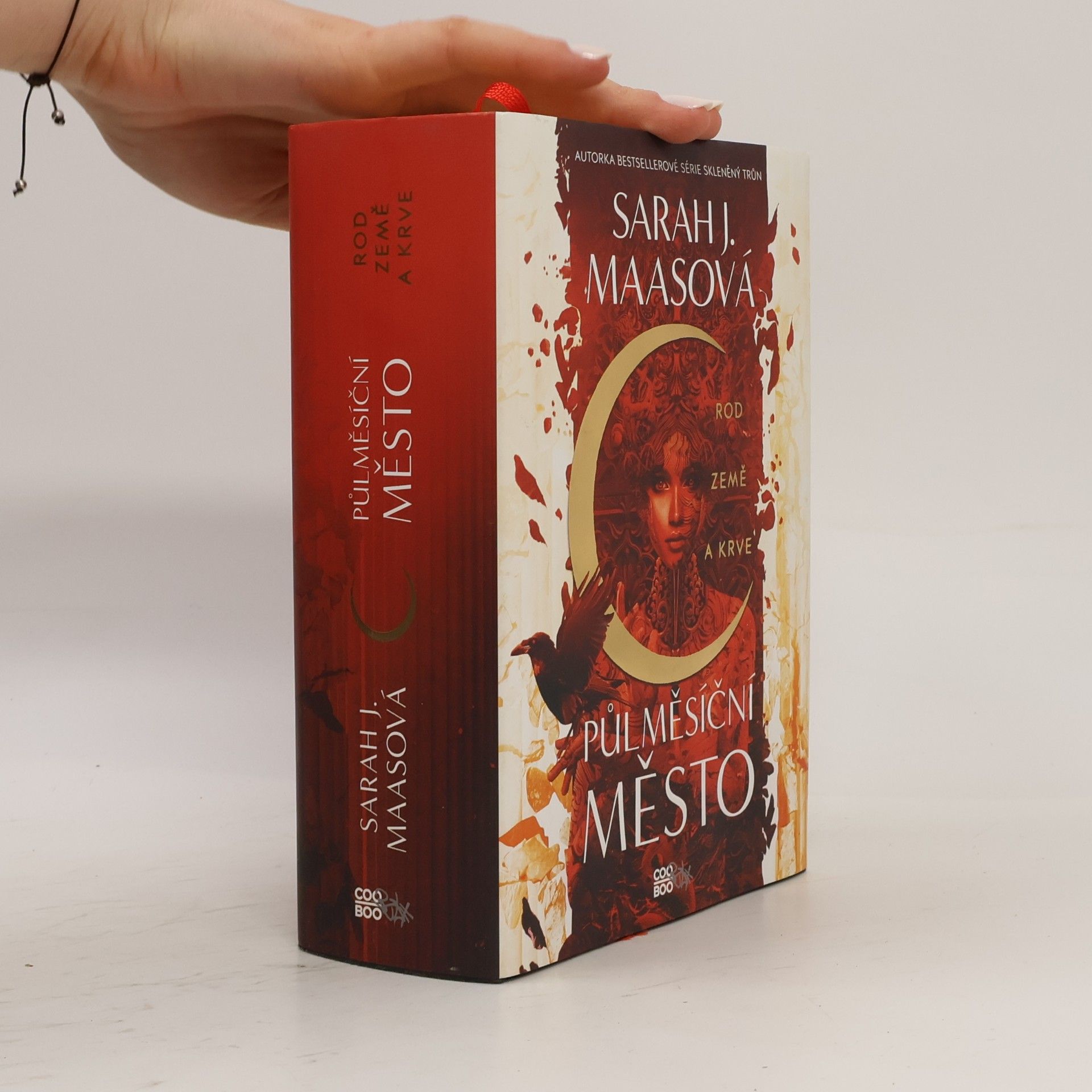 Sarah J. Maas Půlměsíční město. Rod země a krve