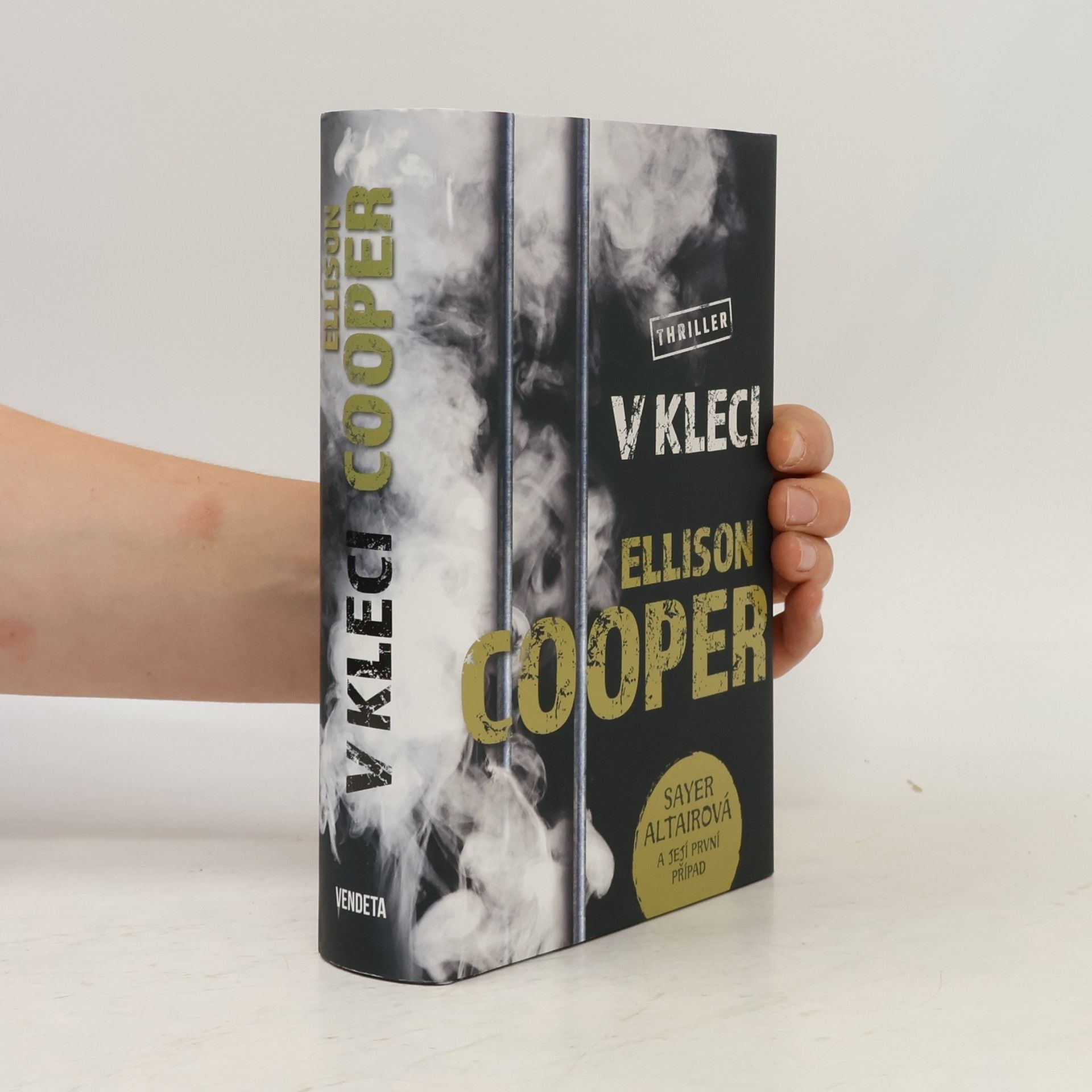 Ellison Cooper V kleci