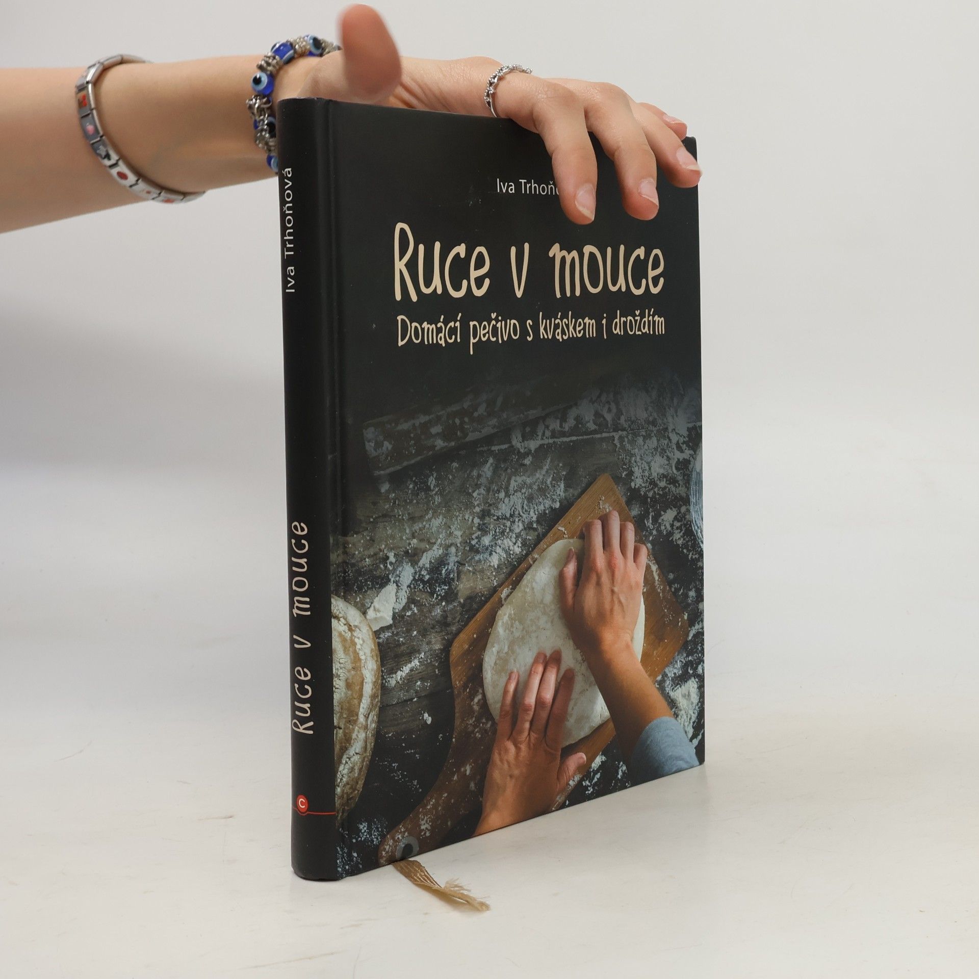 Iva Trhoňová Ruce v mouce