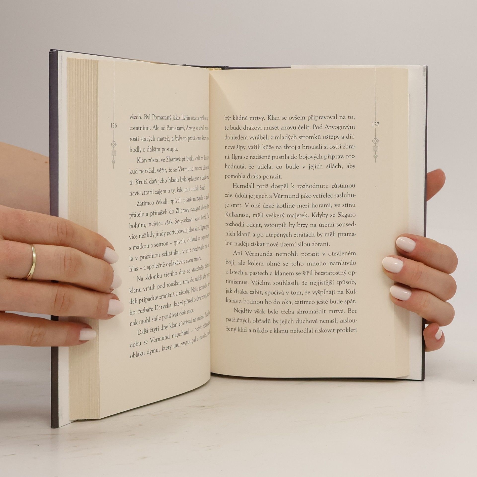 Christopher Paolini Poutník, čarodějnice a červ - Příběhy z Alagaësie I.