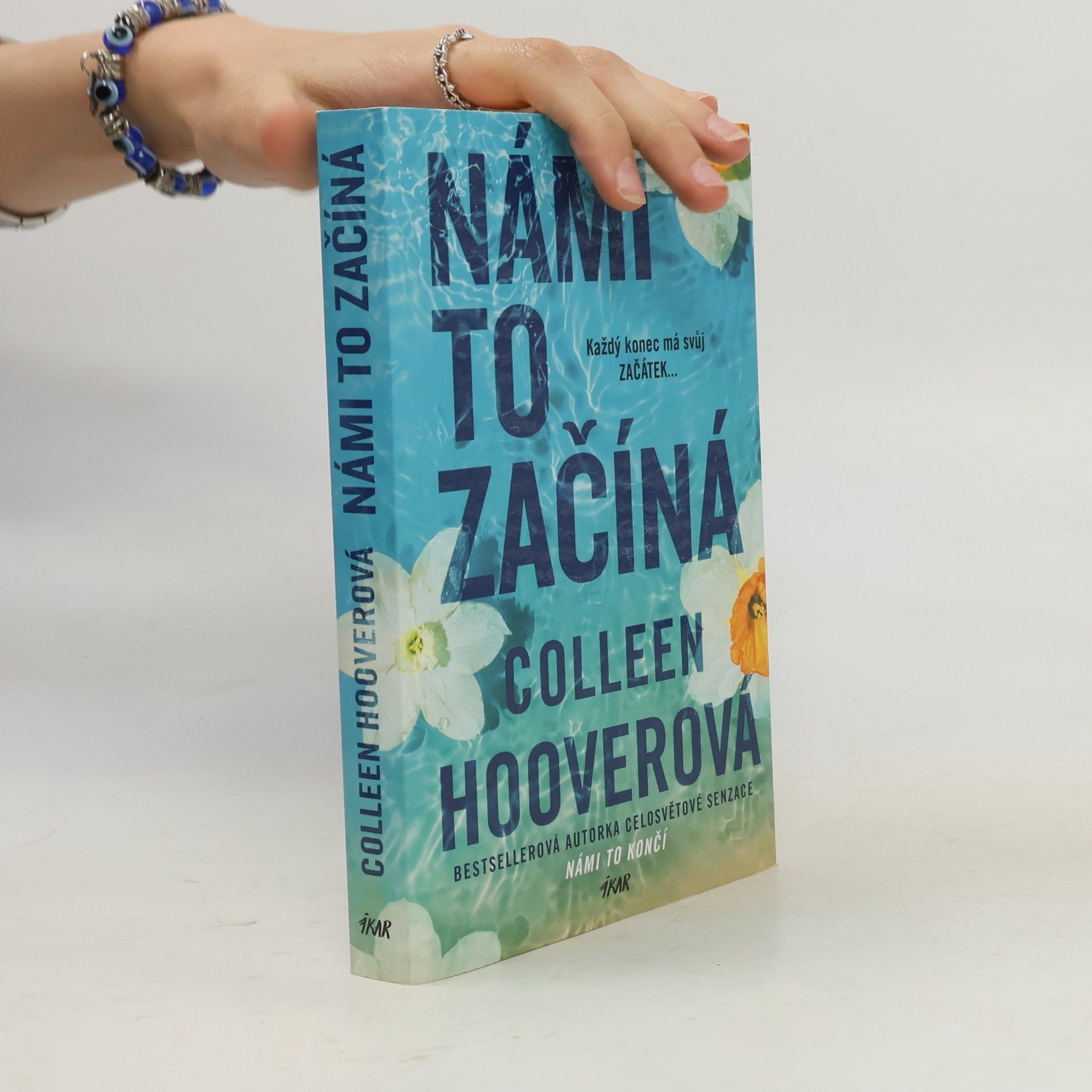 Colleen Hoover Námi to začíná