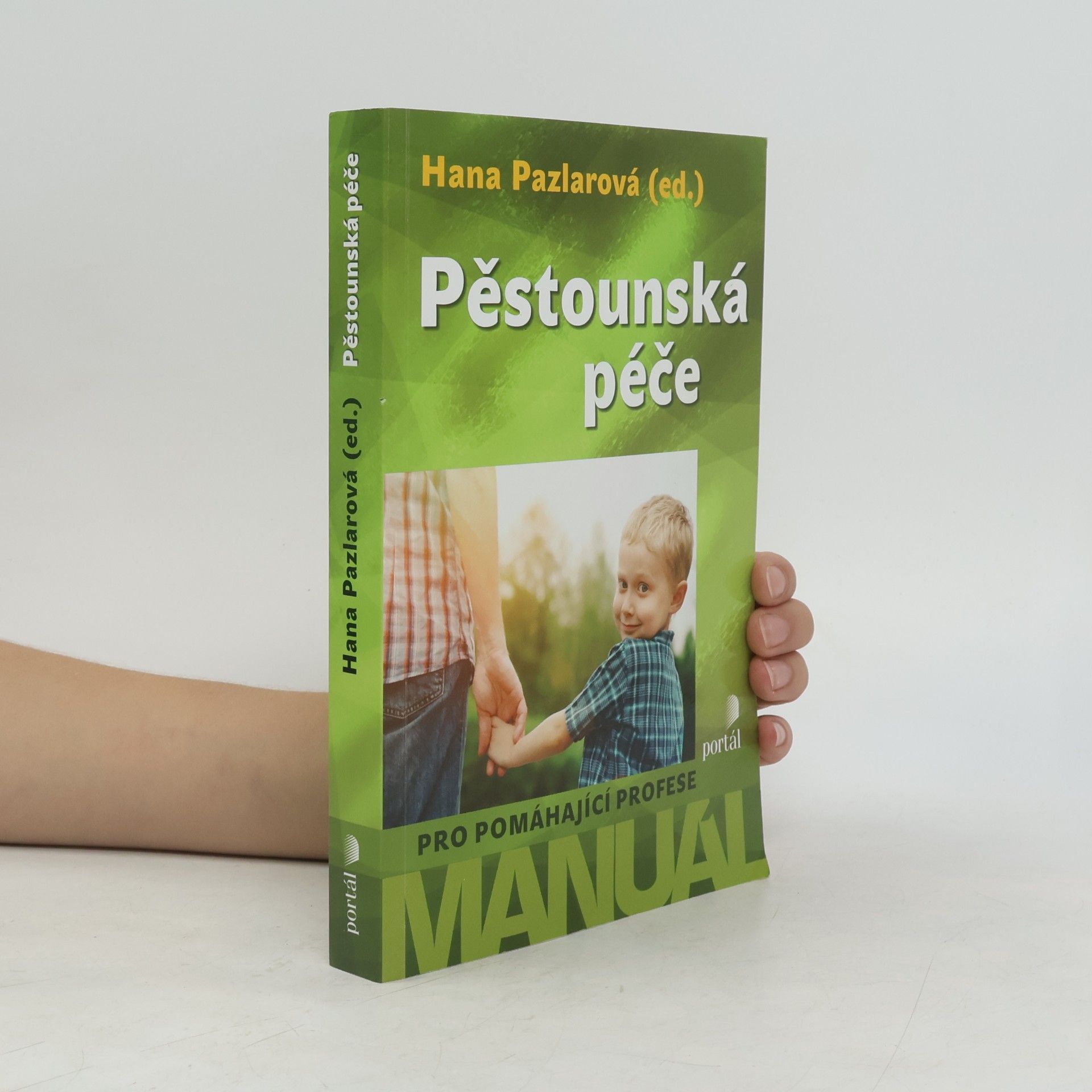 Hana Pazlarová Pěstounská péče : Manuál pro pomáhající profese