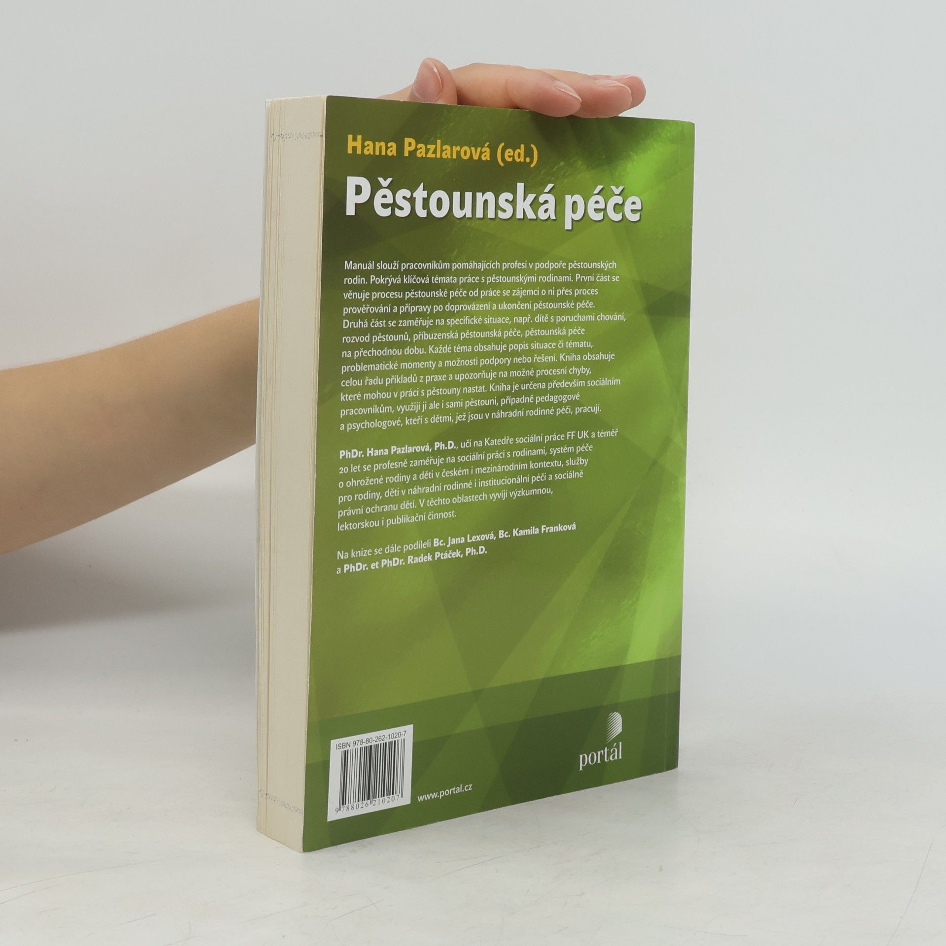 Hana Pazlarová Pěstounská péče : Manuál pro pomáhající profese