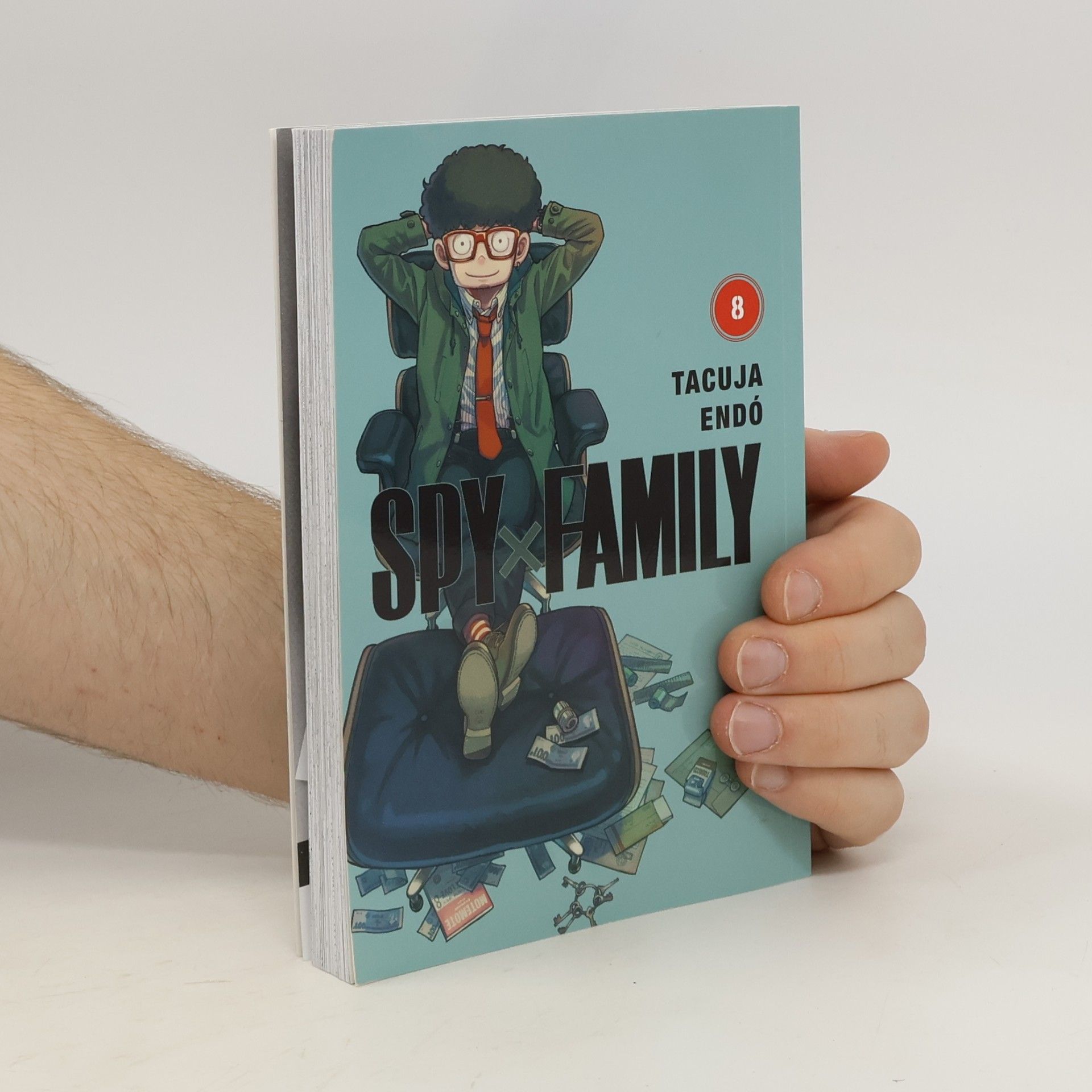 Tacuja Endó Spy x Family. 8