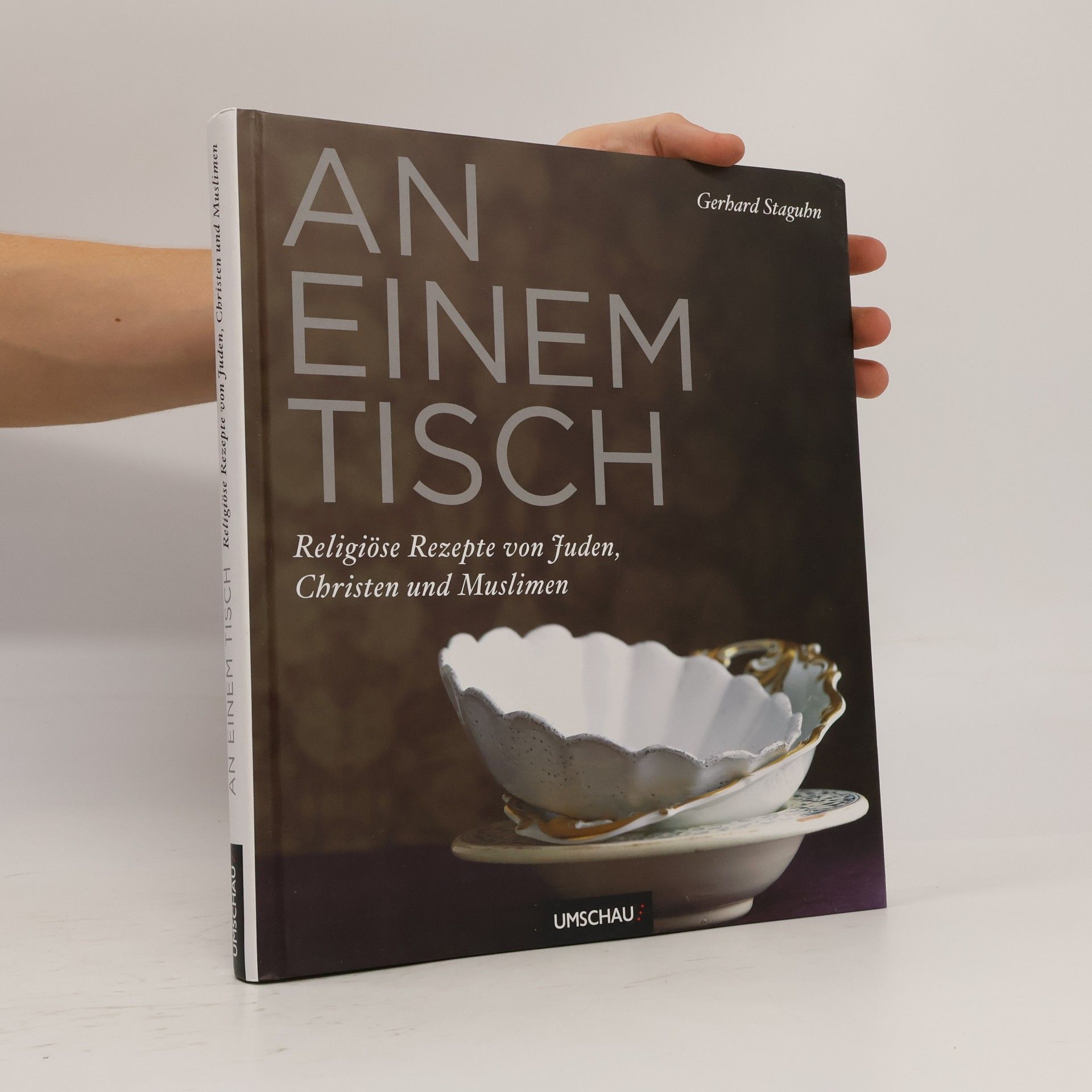 An einem Tisch