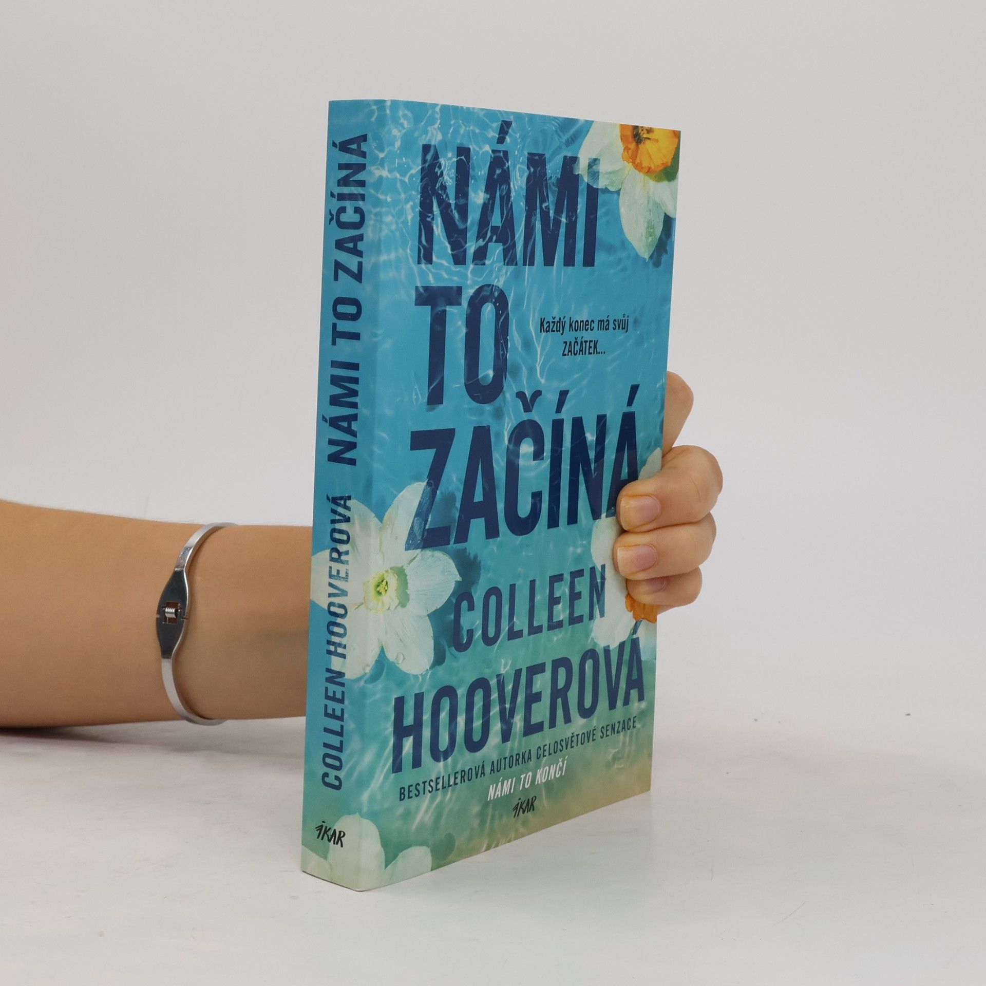 Colleen Hoover Námi to začíná