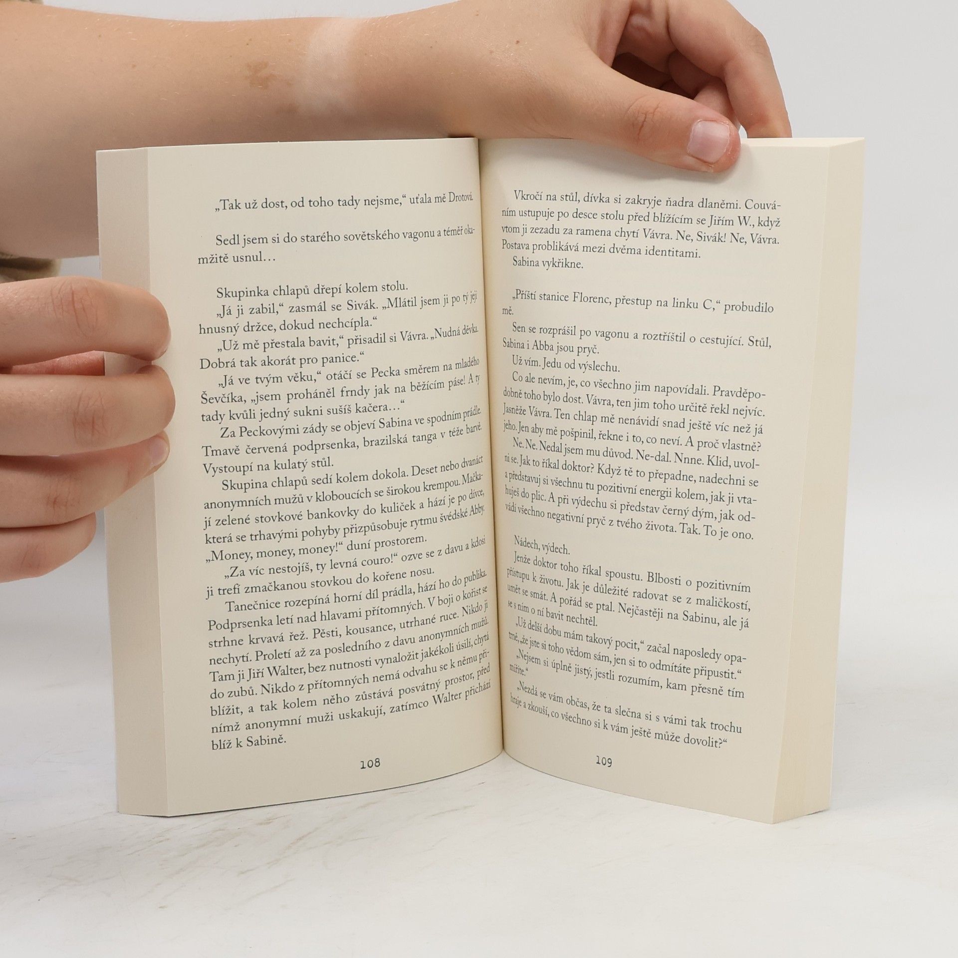 Various authors Šest nevinných: román na šest nádechů