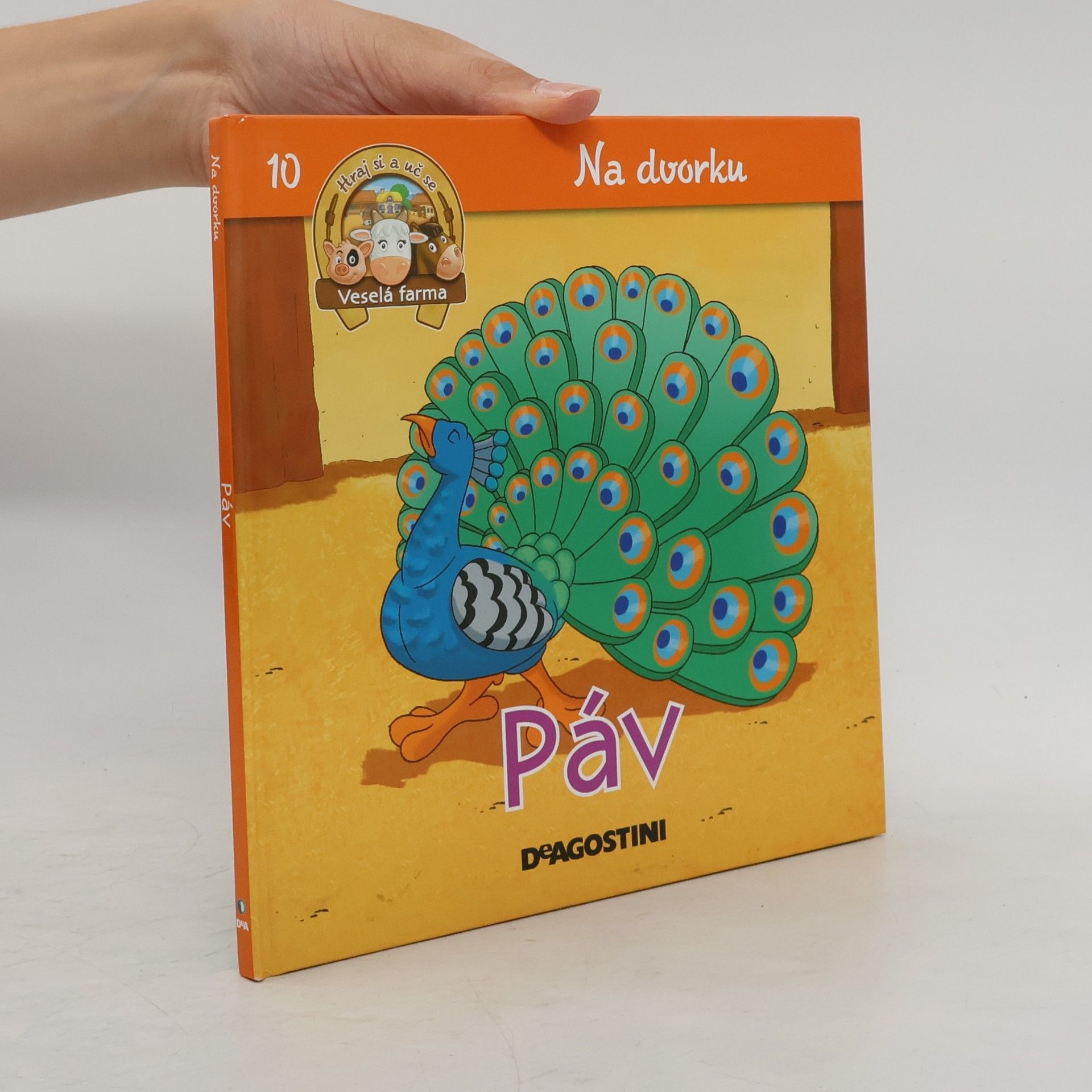 Na dvorku 10. Páv