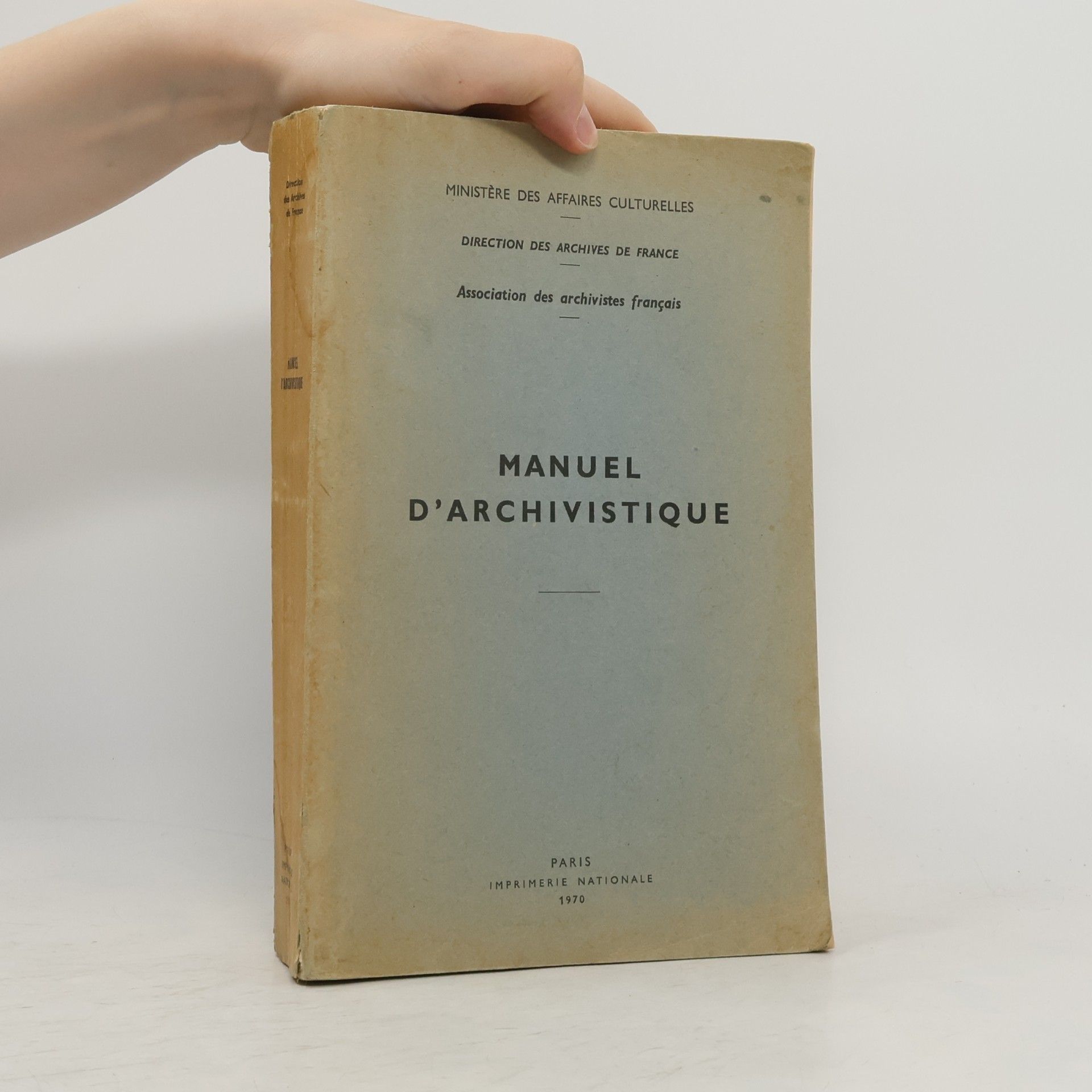 Autores varios Manuel d'archivistique: théorie et pratique des archives publiques en France