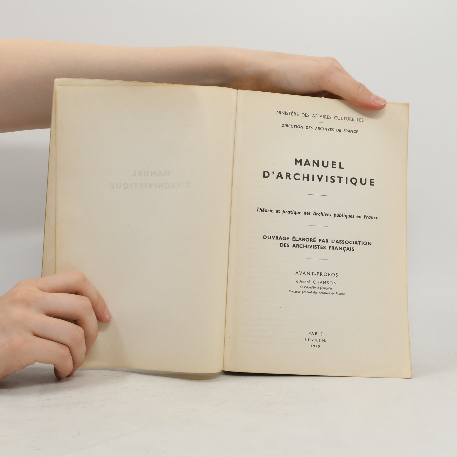 Autores varios Manuel d'archivistique: théorie et pratique des archives publiques en France