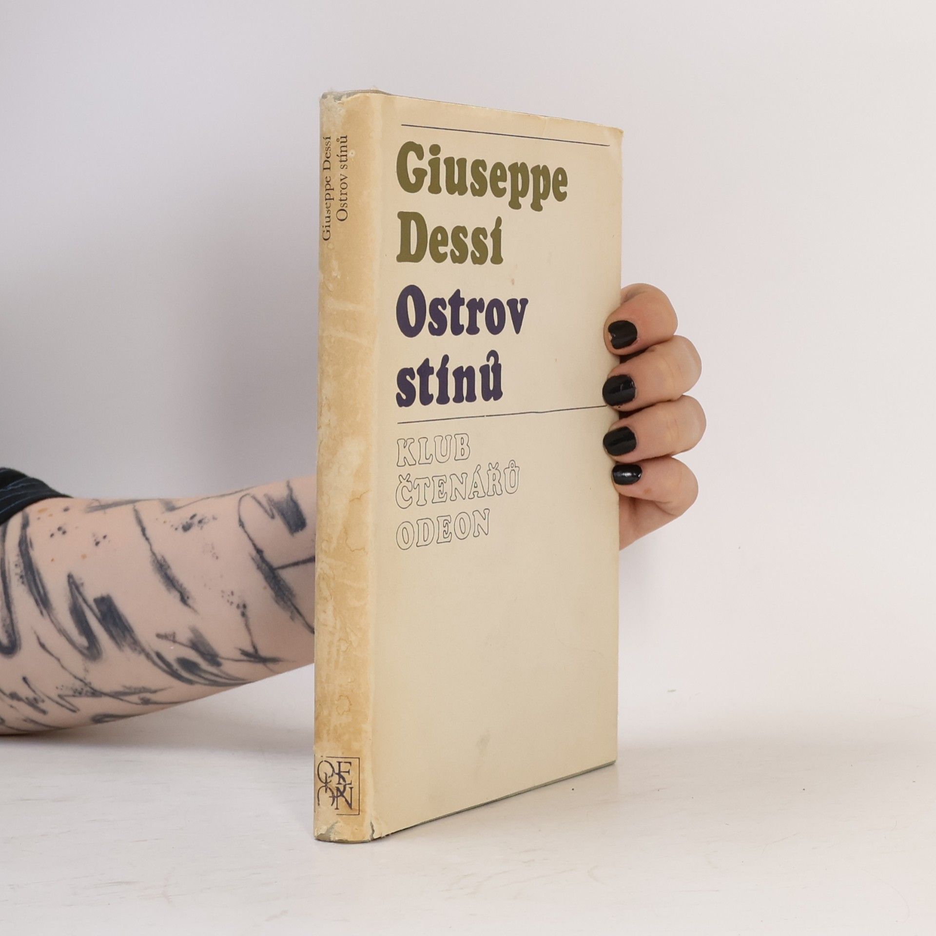Giuseppe Dessí Ostrov stínů