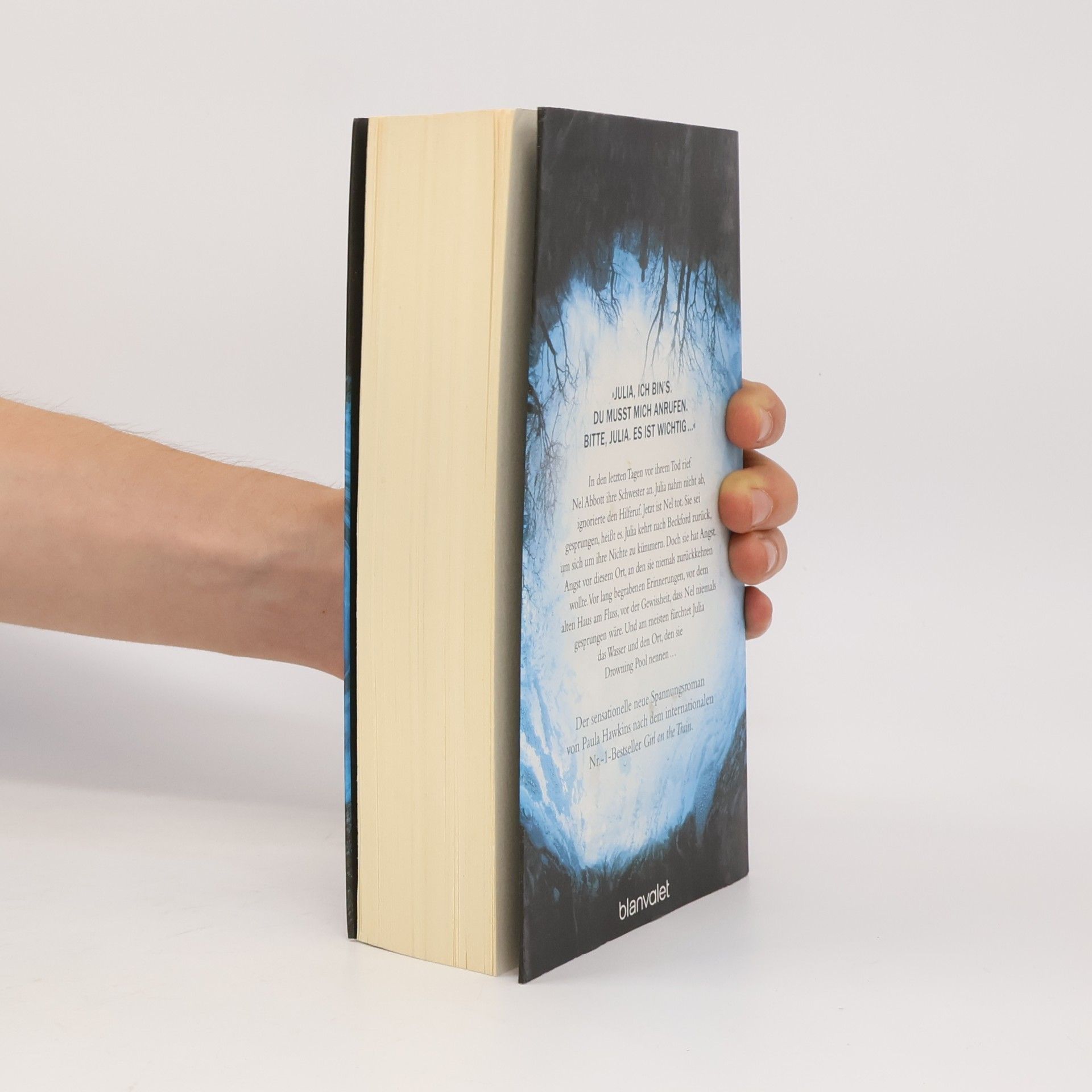Paula Hawkins Into the Water