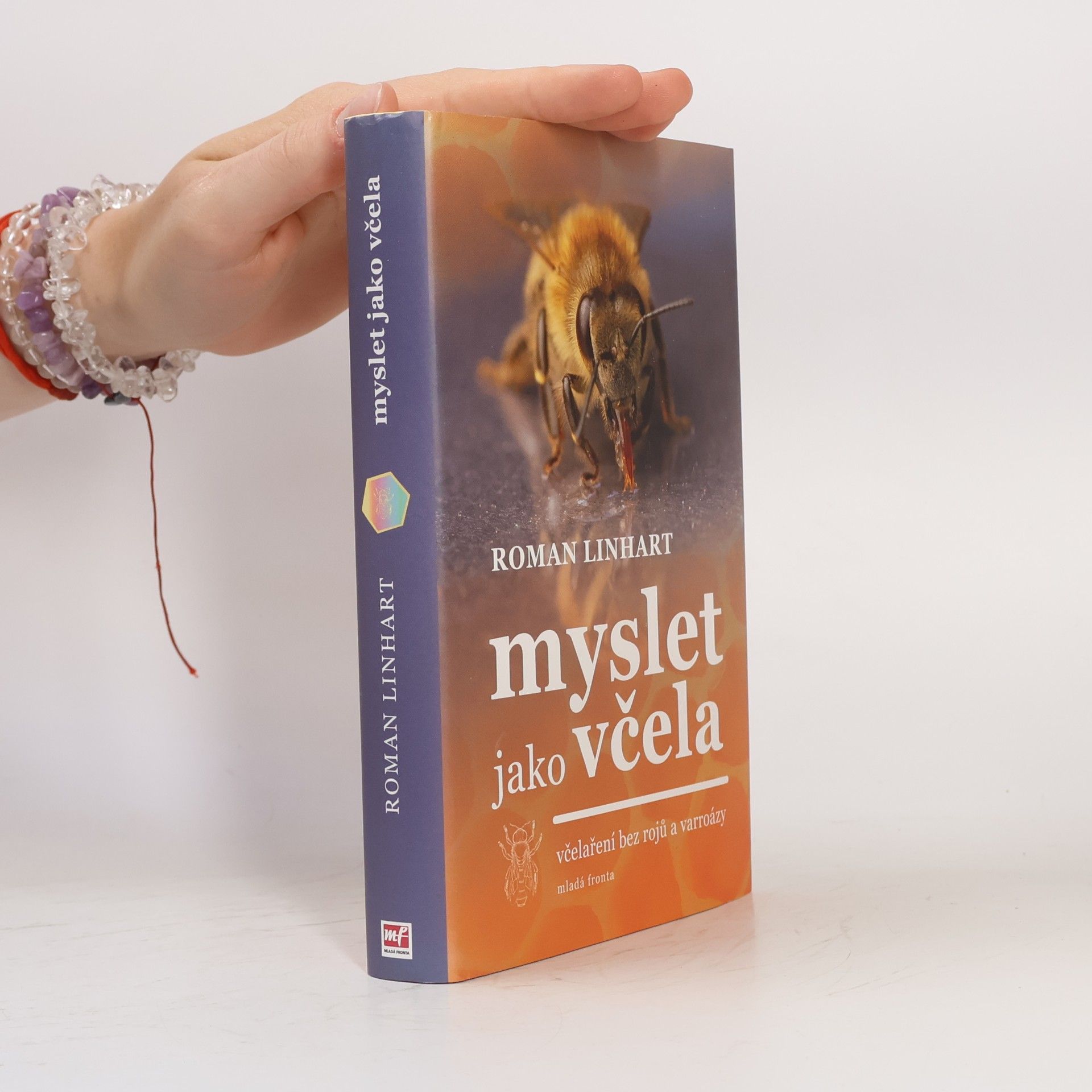 Roman Linhart Myslet jako včela: Včelaření bez rojů a varroázy