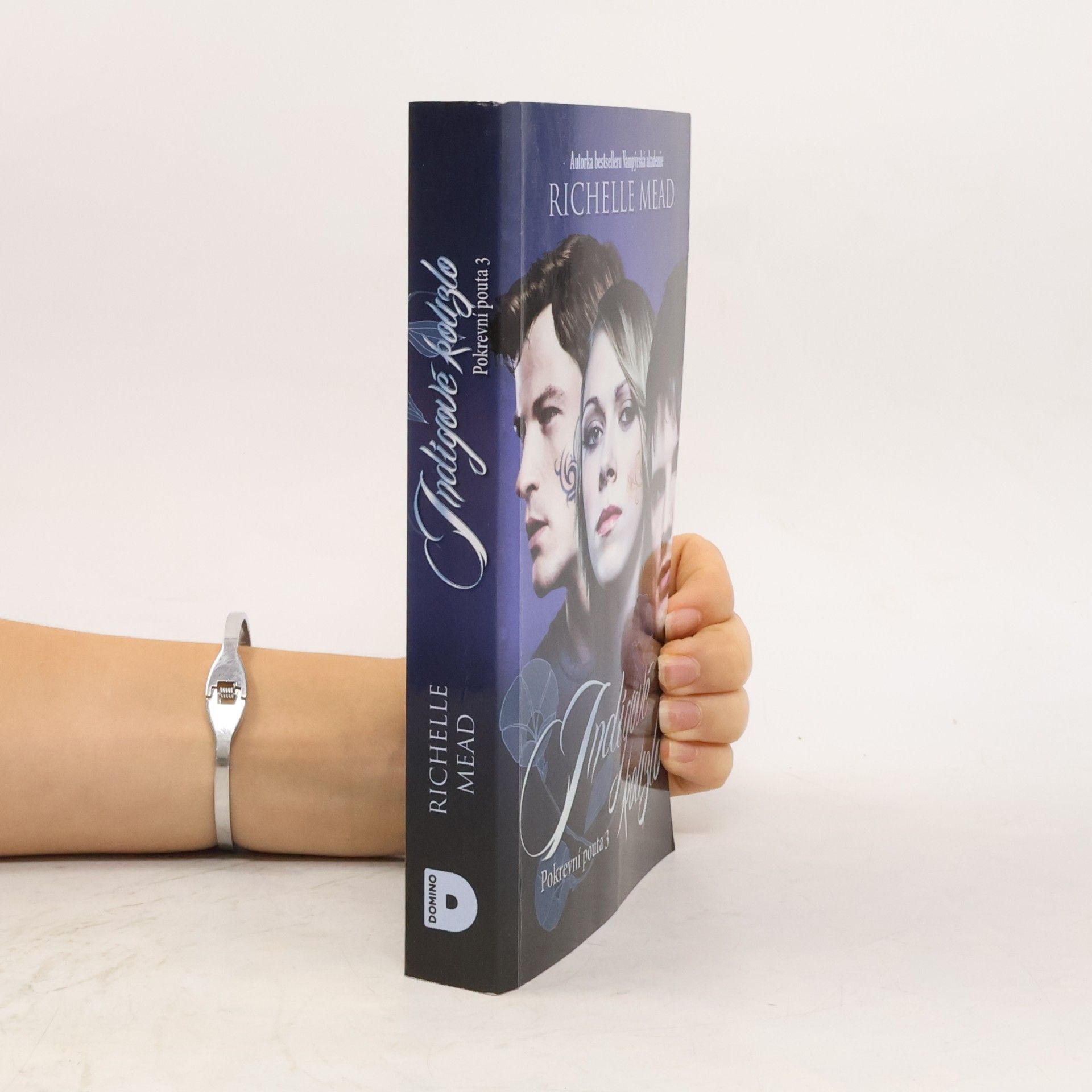 Richelle Mead Indigové kouzlo. Pokrevní pouta. 3. díl