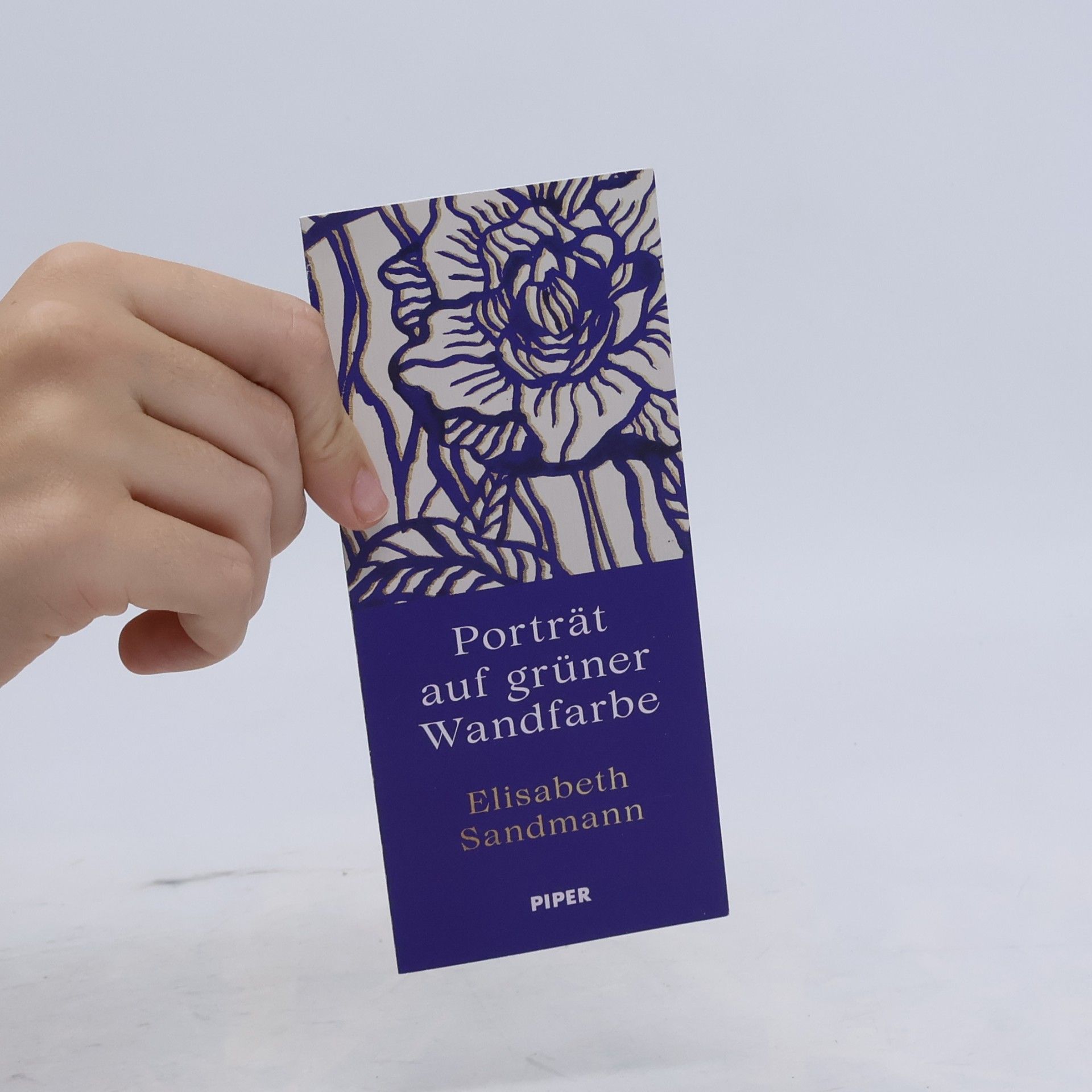 Elisabeth Sandmann Porträt auf grüner Wandfarbe