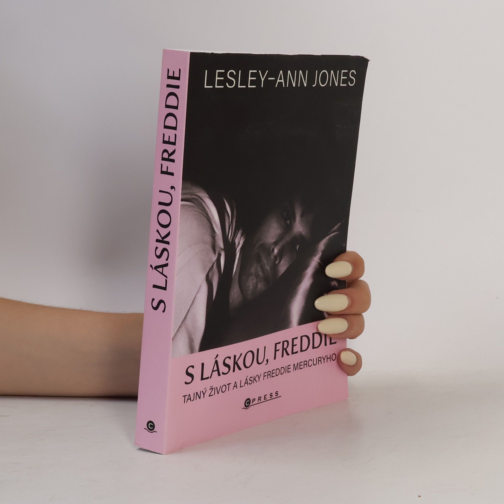 Lesley-Ann Jones S láskou, Freddie