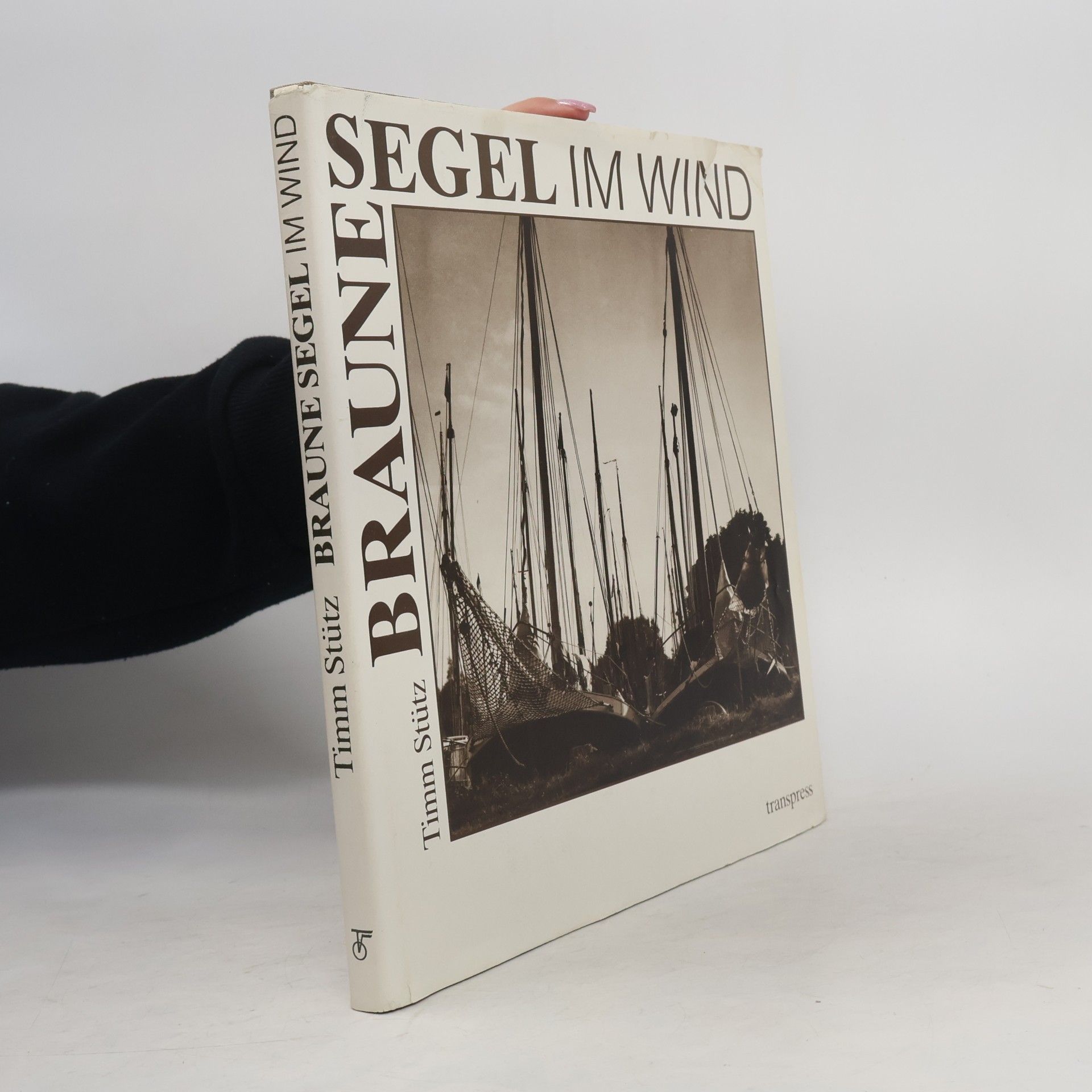 Braune Segel im Wind