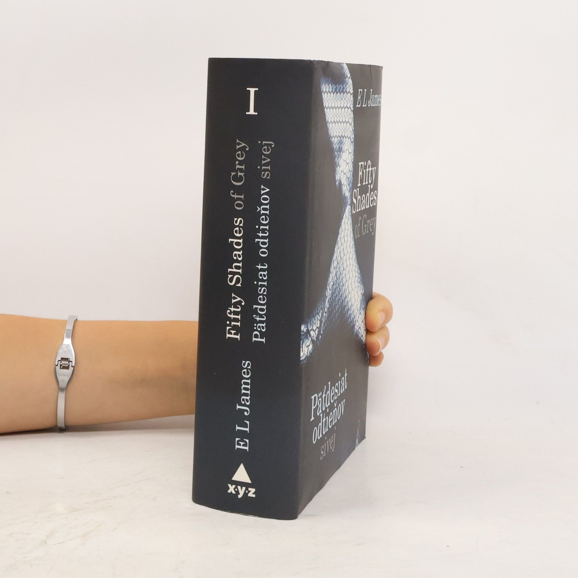 E. L. James Päťdesiat odtieňov sivej