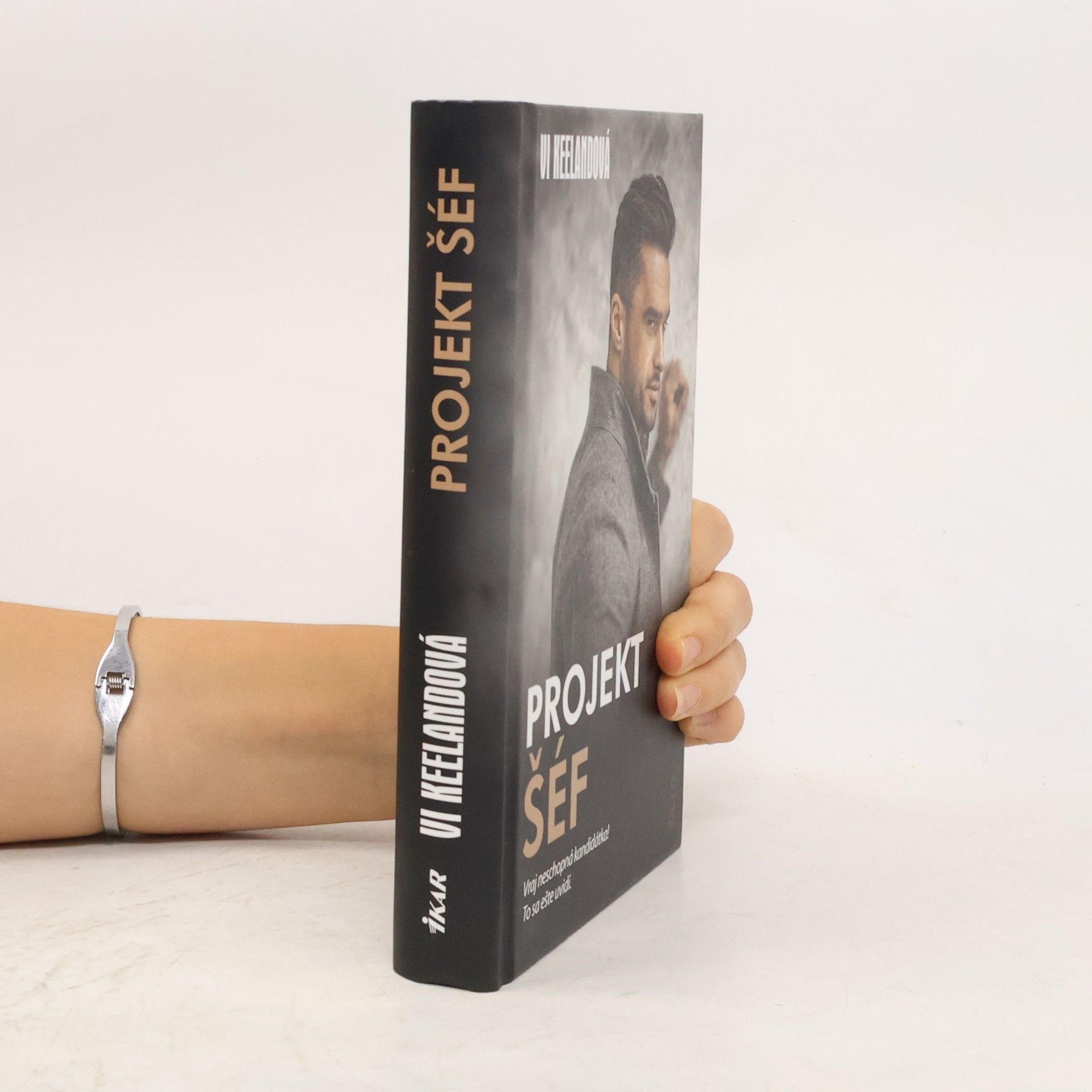 Vi Keeland Projekt šéf