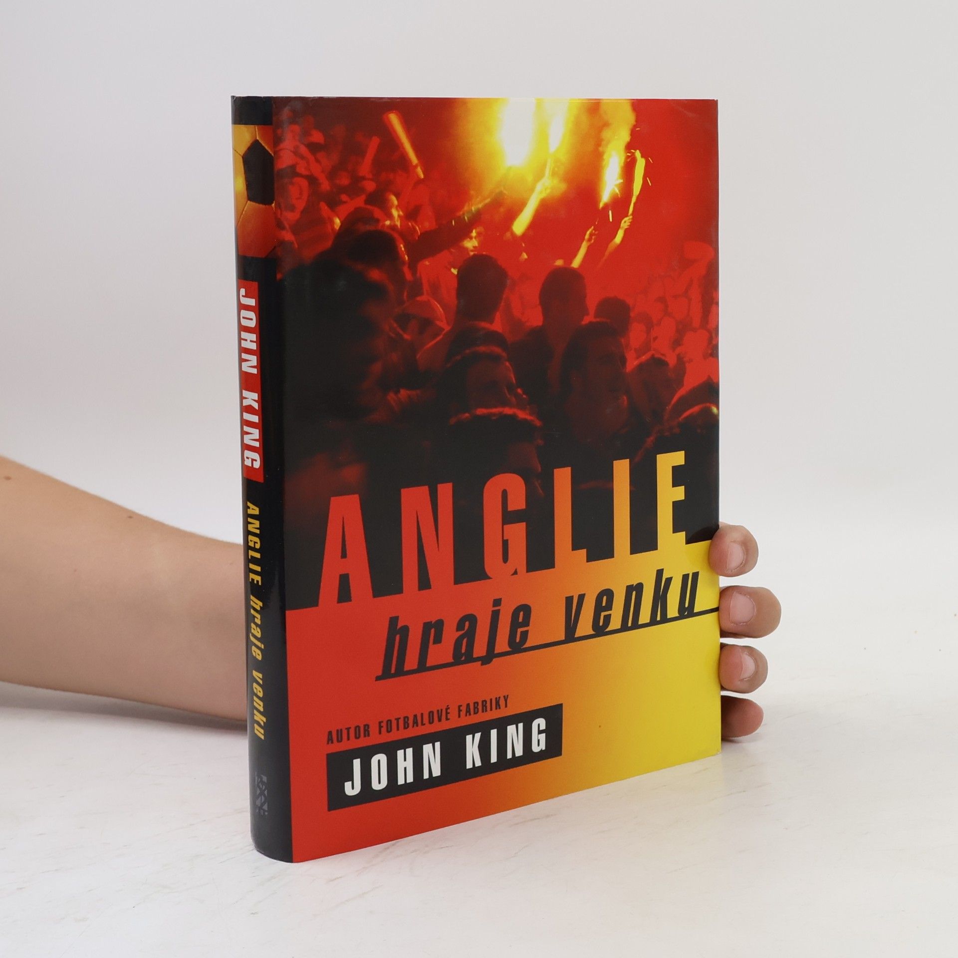 John Paul King Anglie hraje venku