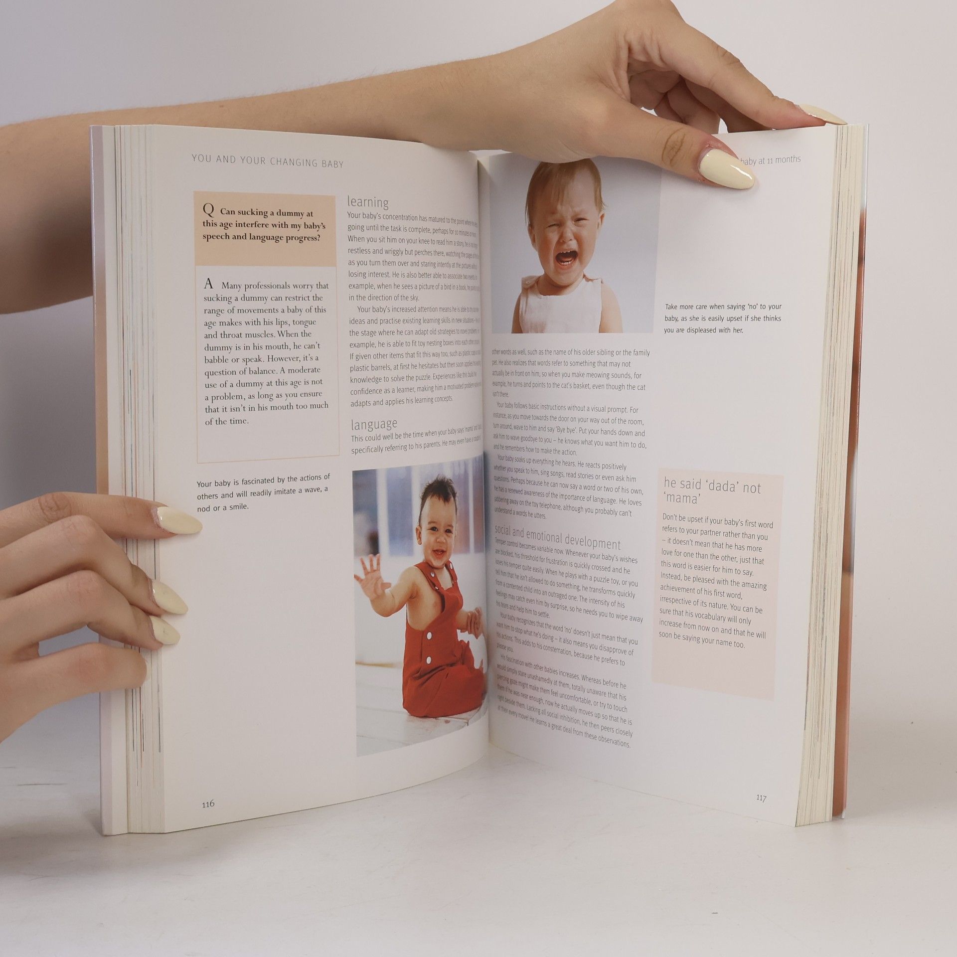 AA.VV. Your baby's first year : month by month, what to expect and how to care for your baby.