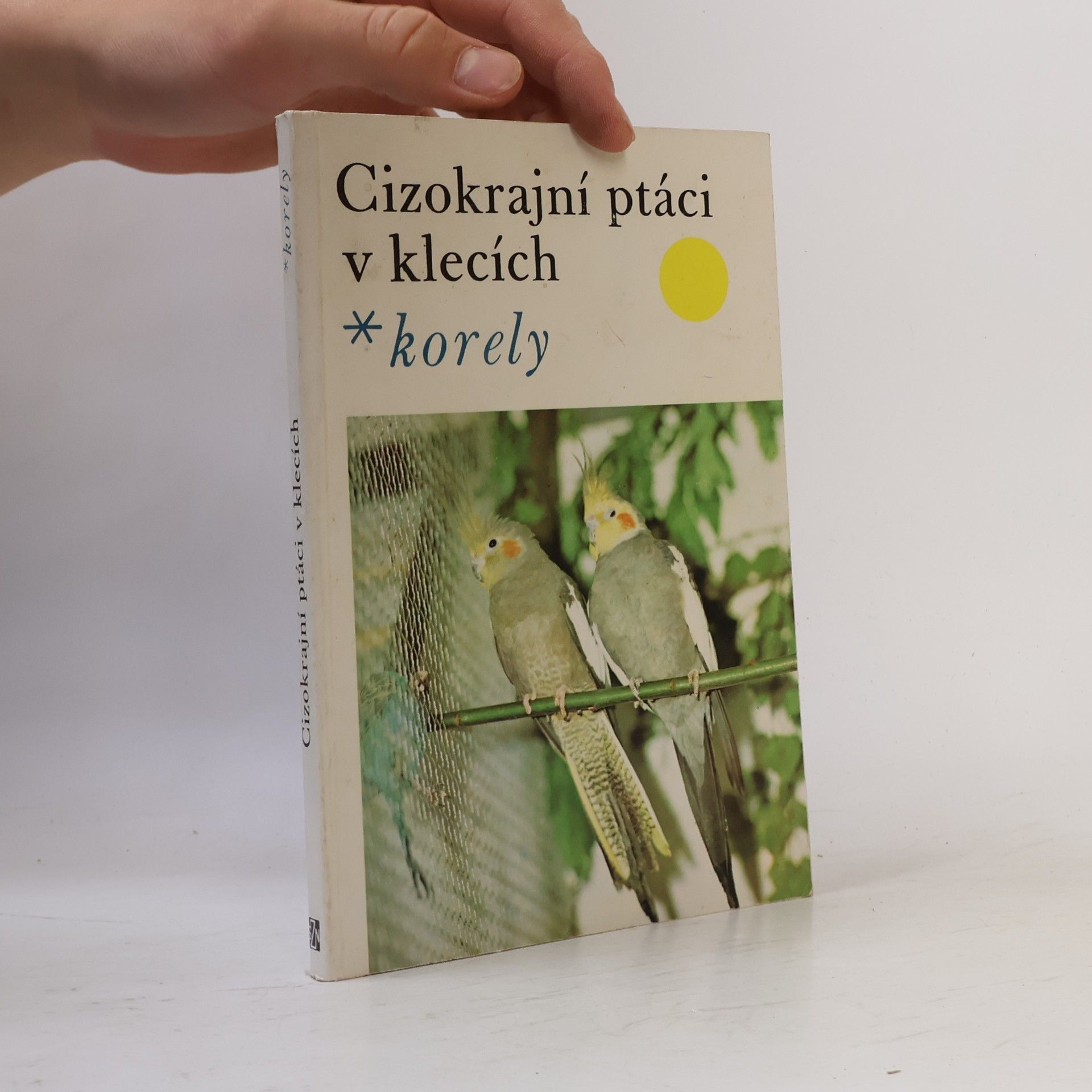 Cizokrajní ptáci v klecích. Korely