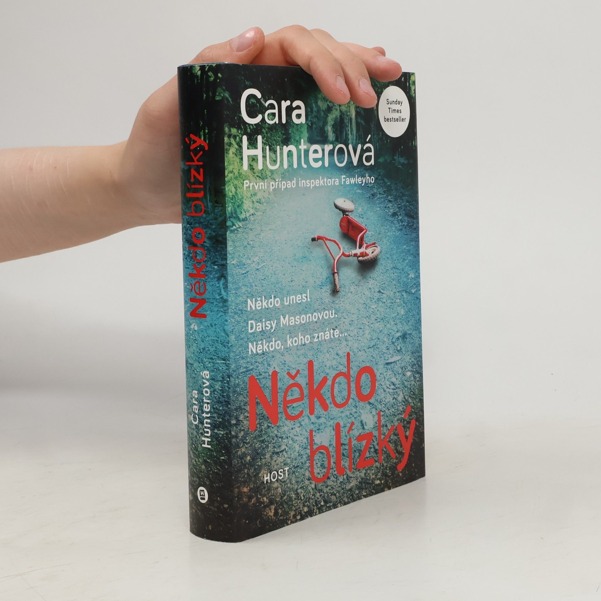 Cara Hunter Někdo blízký. První případ inspektora Fawleyho