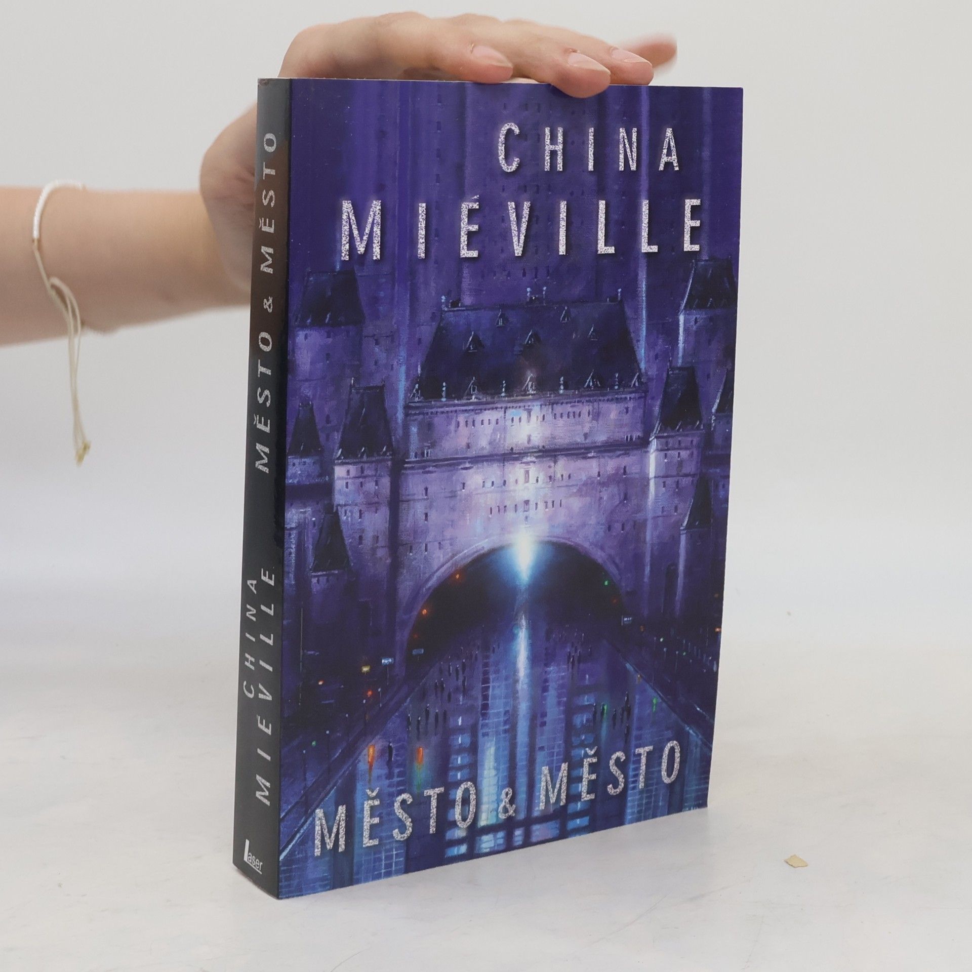 China Miéville Město & město