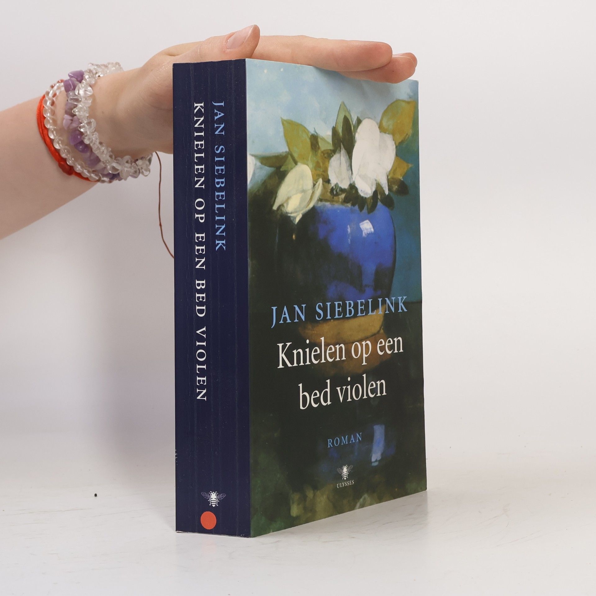Jan Geurt Siebelink Knielen op een bed violen