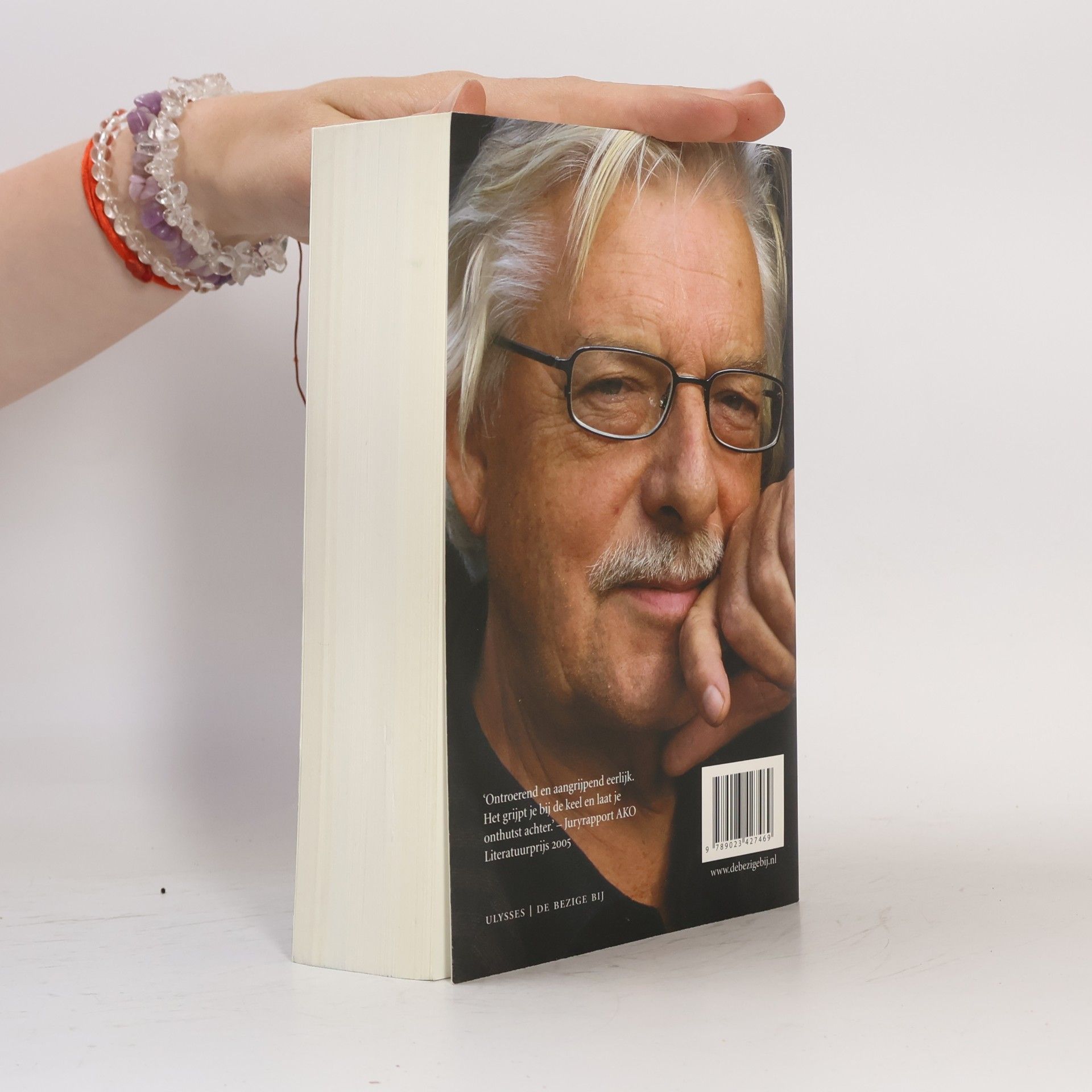 Jan Geurt Siebelink Knielen op een bed violen