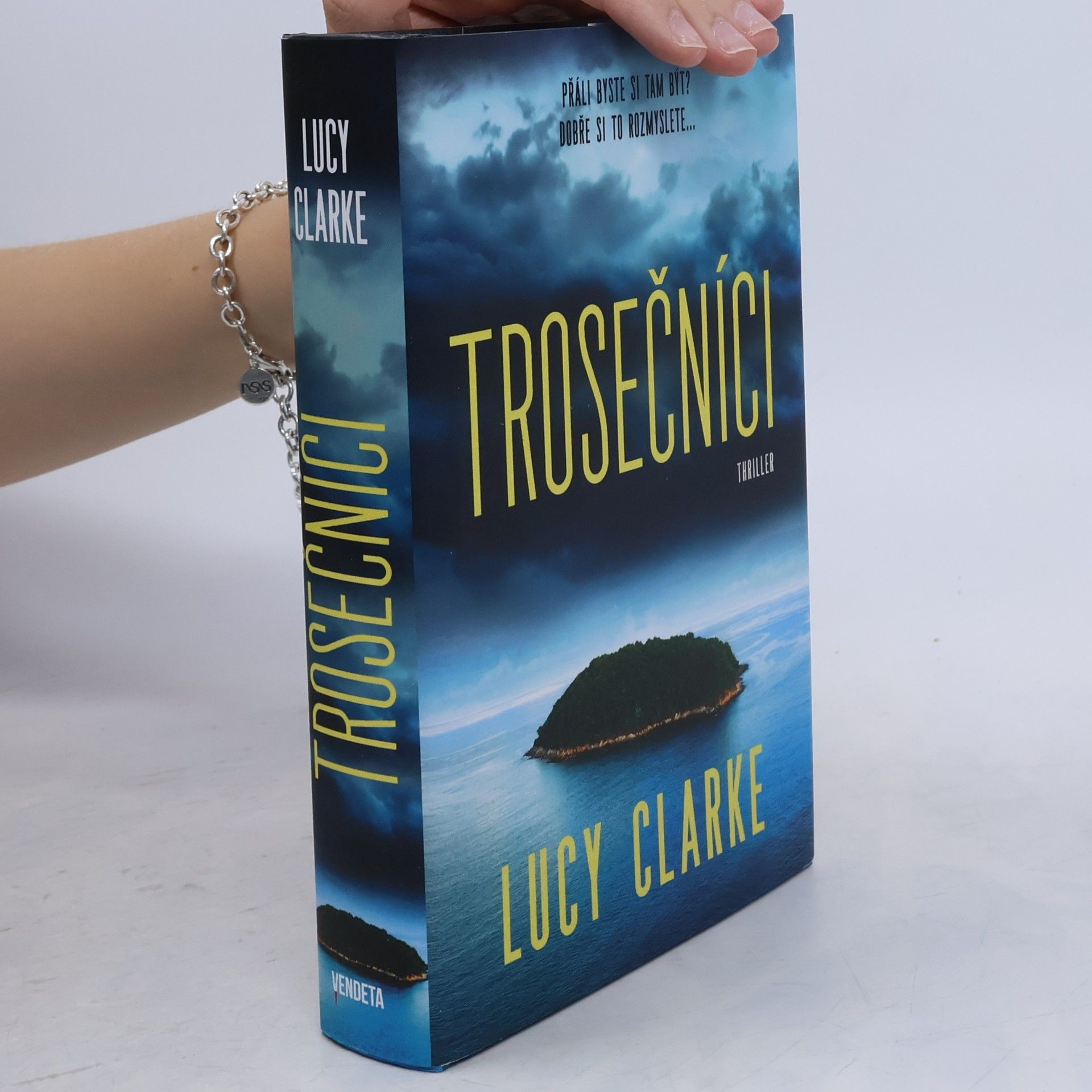 Lucy Clarke Trosečníci