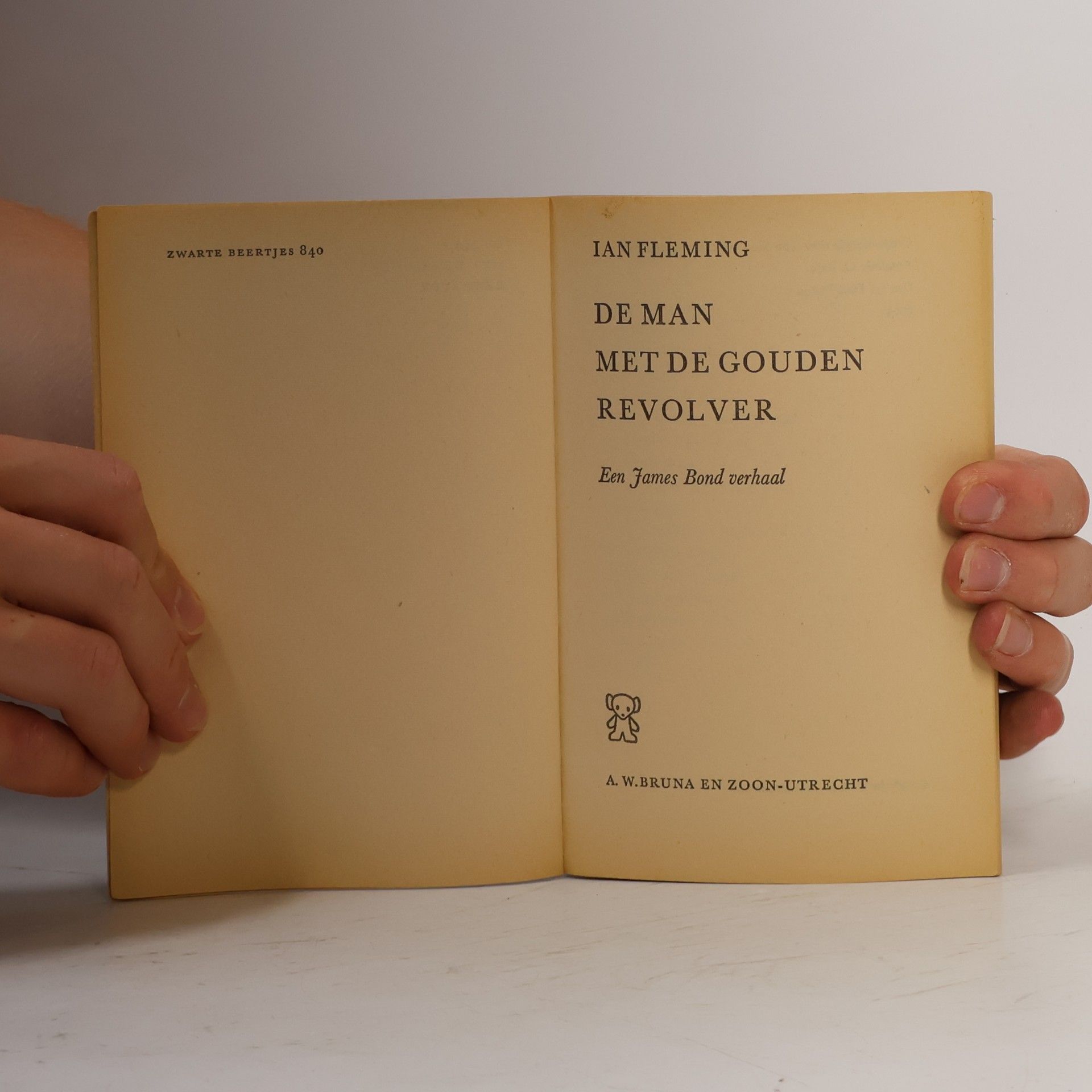 Ian Fleming De man met de gouden revolver