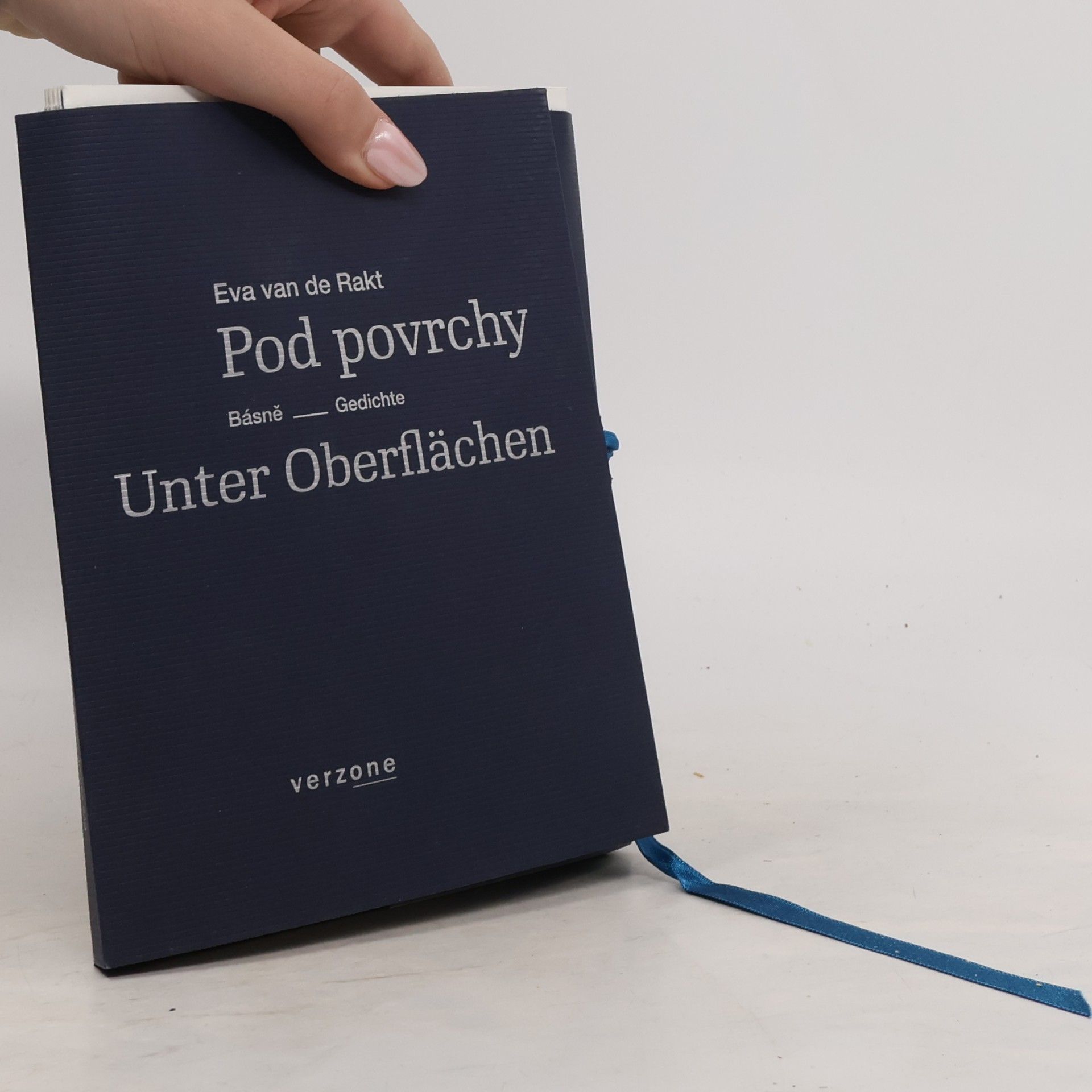 Eva van de Rakt Pod povrchy. Unter Oberflächen