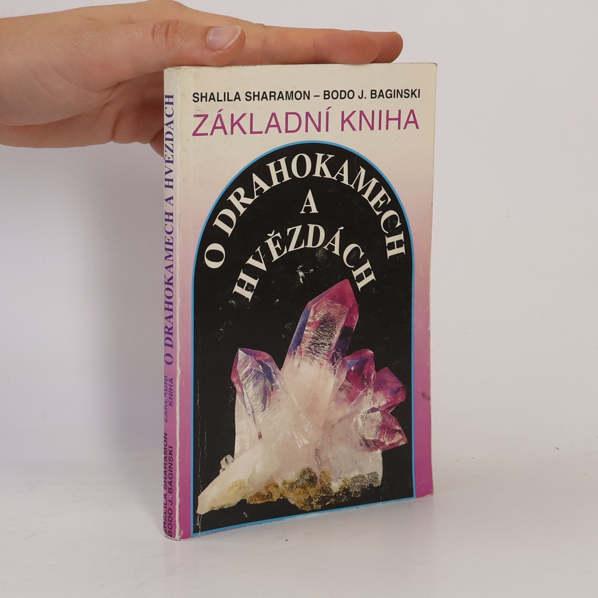 Shalila Sharamon Základní kniha o drahokamech a hvězdách. Tajemné síly drahých kamenů a jejich vztah k dvanácti znamením zvěrokruhu