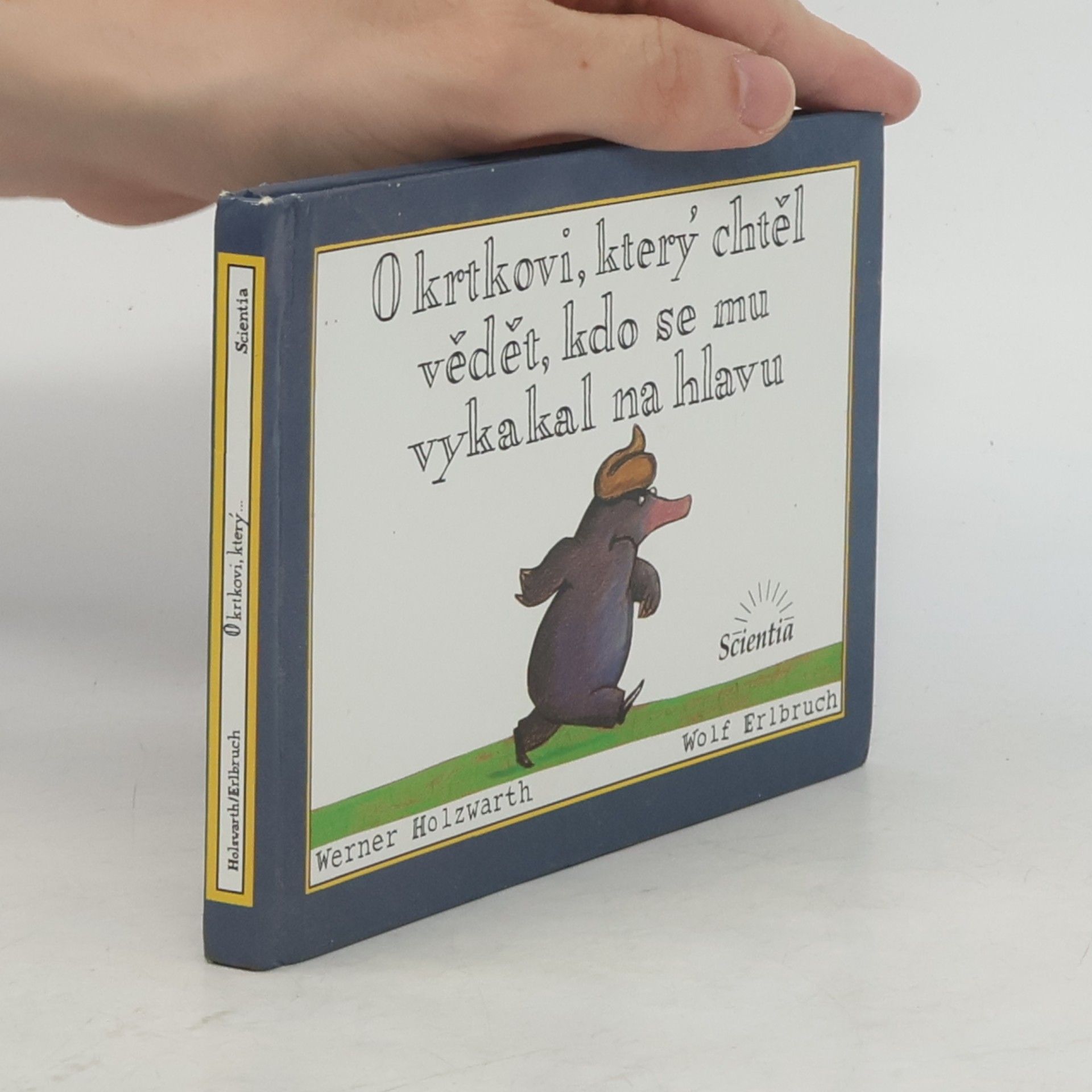 Werner Holzwarth O krtkovi, který chtěl vědět, kdo se mu vykakal na hlavu