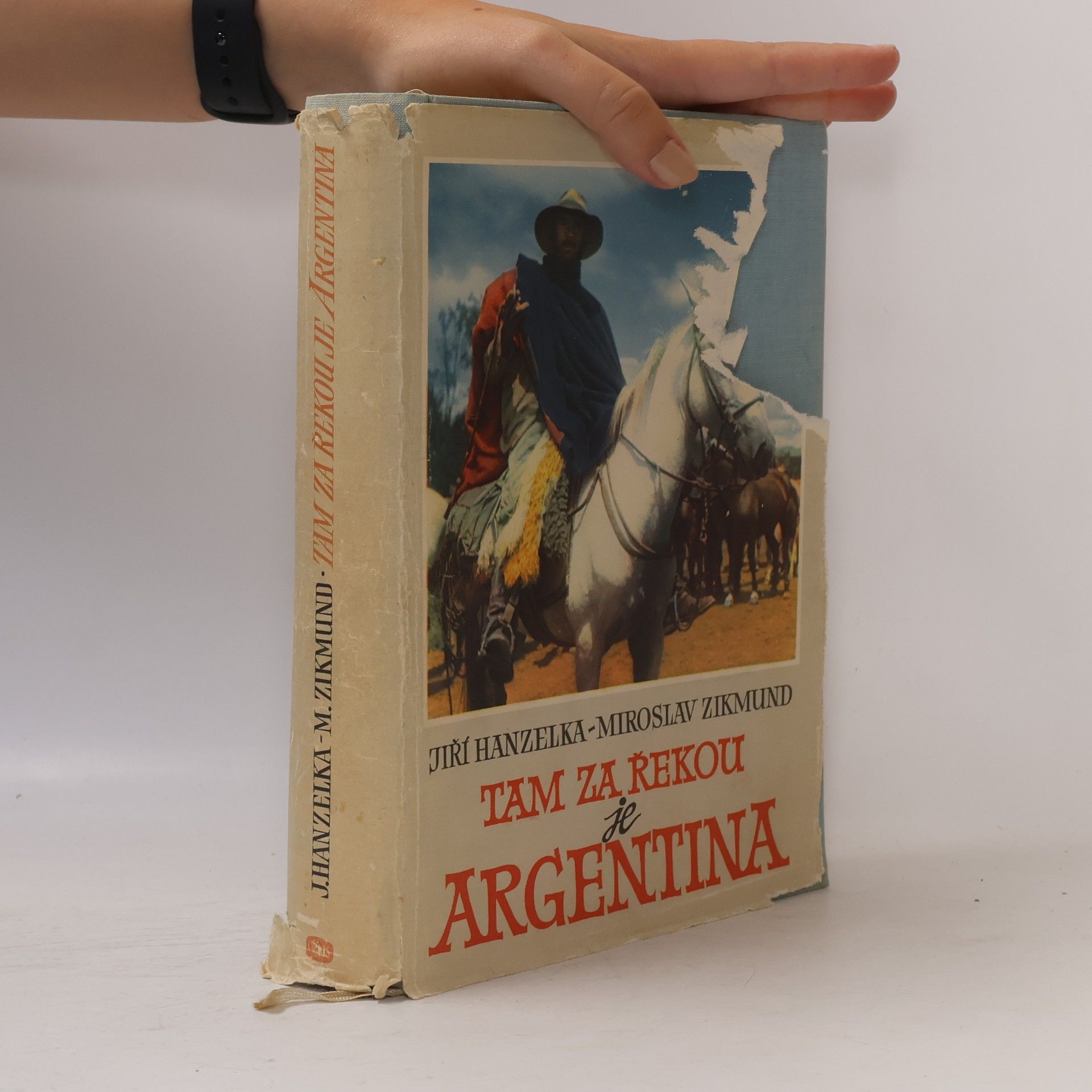 Jiří Hanzelka Tam za řekou je Argentina