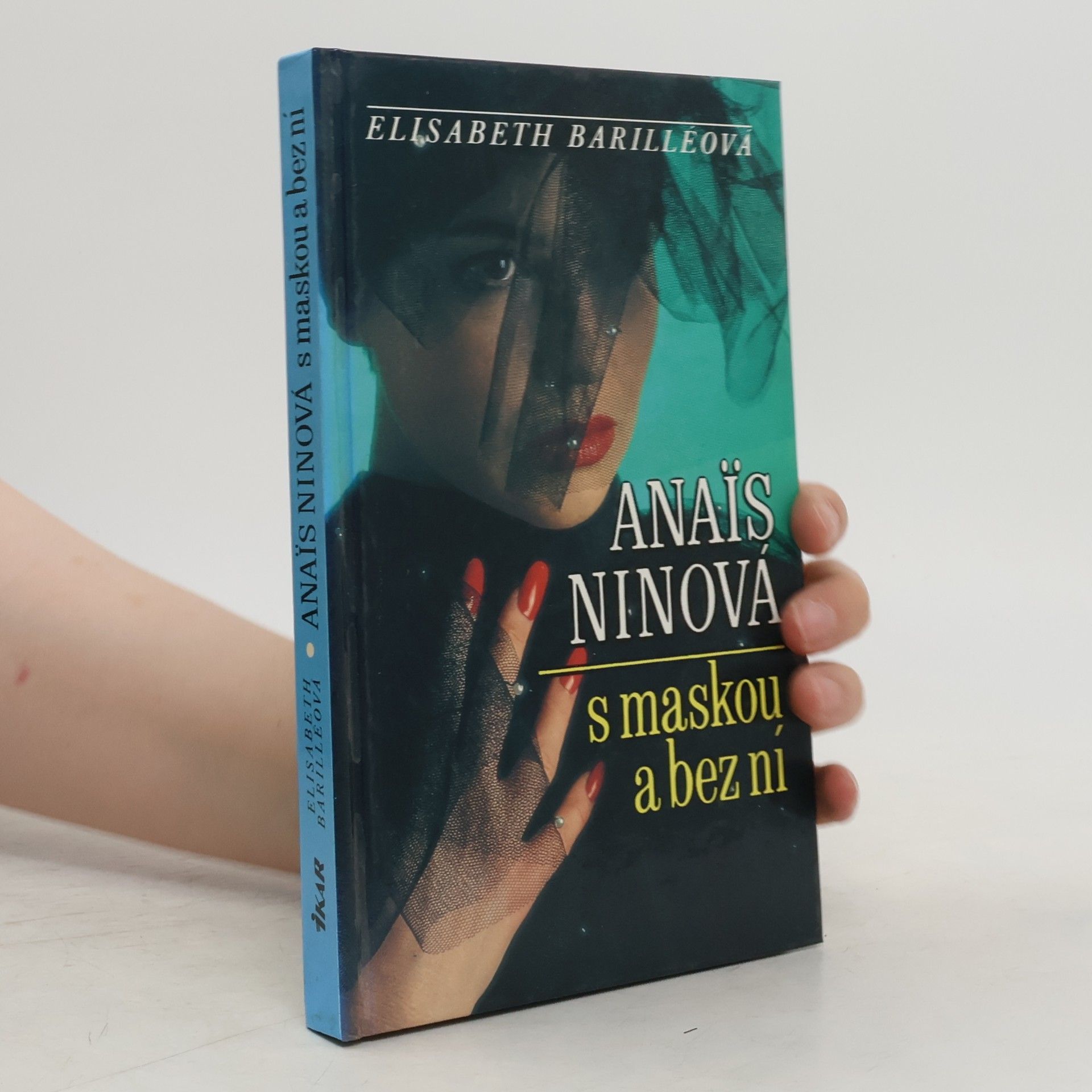 Anaïs Ninová s maskou a bez ní