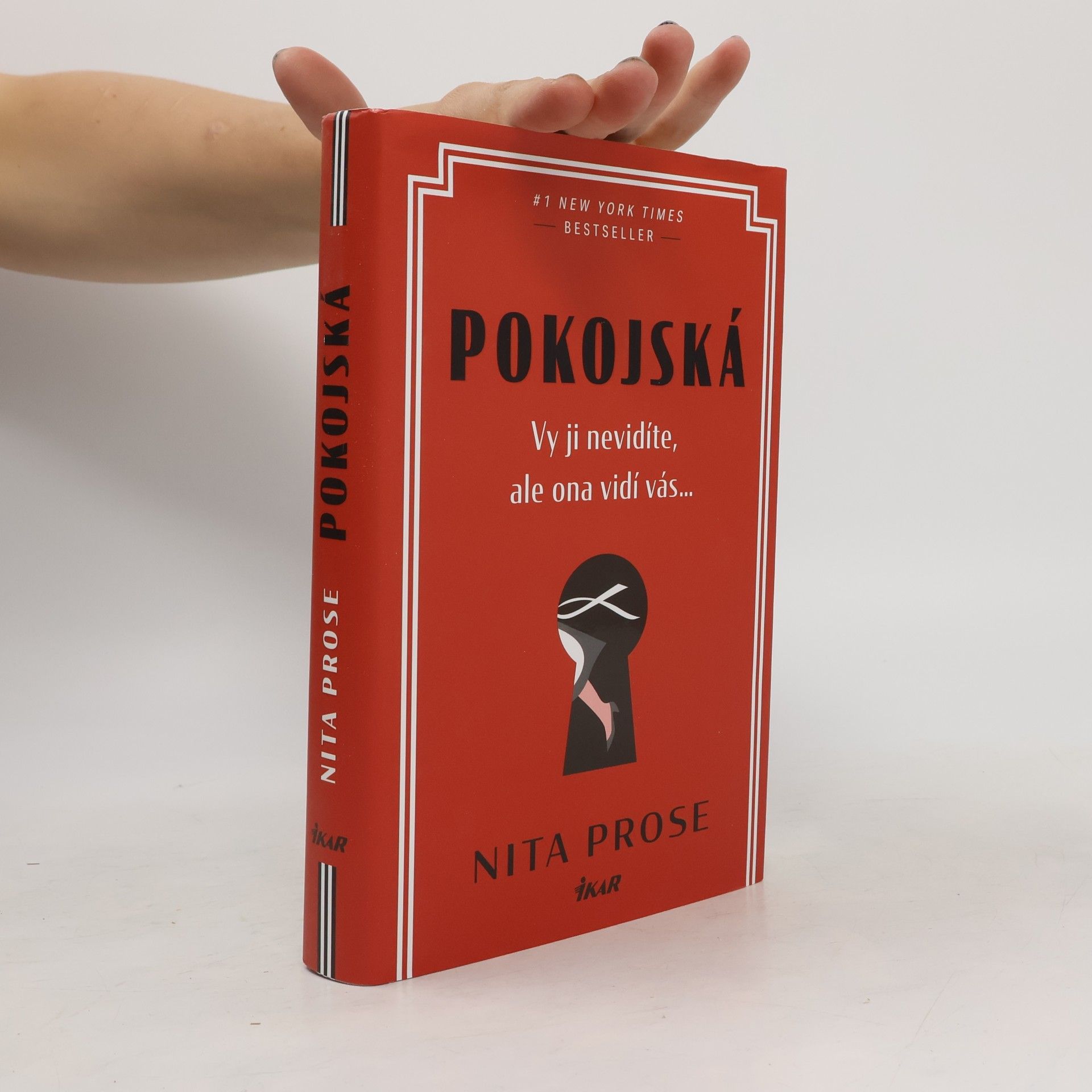 Nita Prose Pokojská: vy ji nevidíte, ale ona vidí vás...